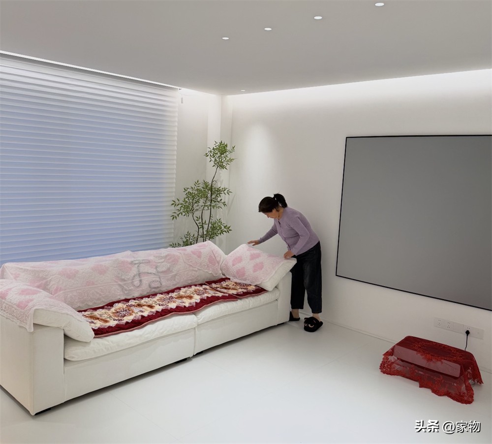 Căn nhà tối giản bỗng “biến hình” sau khi mẹ chồng biết mua sắm online: Từ điều khiển đến bồn cầu đều có "áo ren"- Ảnh 2.