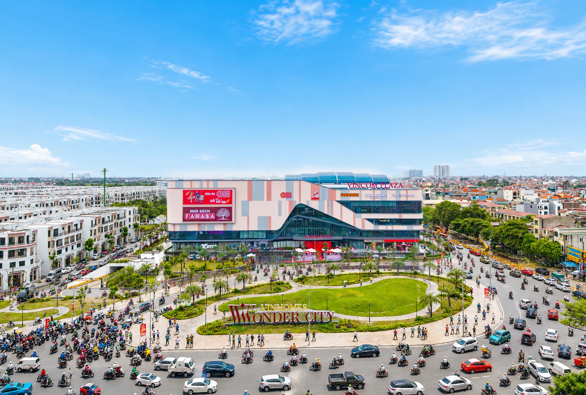 Một TTTM chỉ mới khai trương 3 ng&agrave;y đ&atilde; h&uacute;t hơn 20 triệu lượt xem, c&oacute; m&agrave;n cầu h&ocirc;n g&acirc;y b&atilde;o mạng x&atilde; hội - Ảnh 1.
