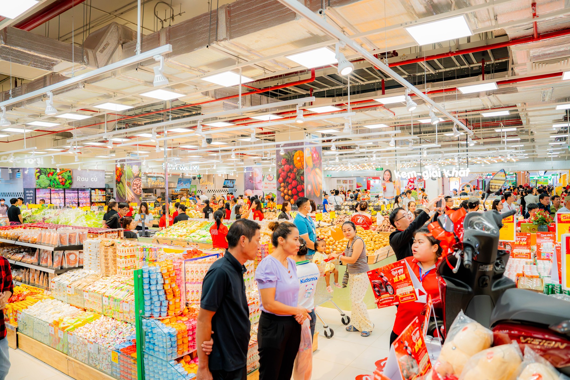 Một TTTM chỉ mới khai trương 3 ng&agrave;y đ&atilde; h&uacute;t hơn 20 triệu lượt xem, c&oacute; m&agrave;n cầu h&ocirc;n g&acirc;y b&atilde;o mạng x&atilde; hội - Ảnh 10.