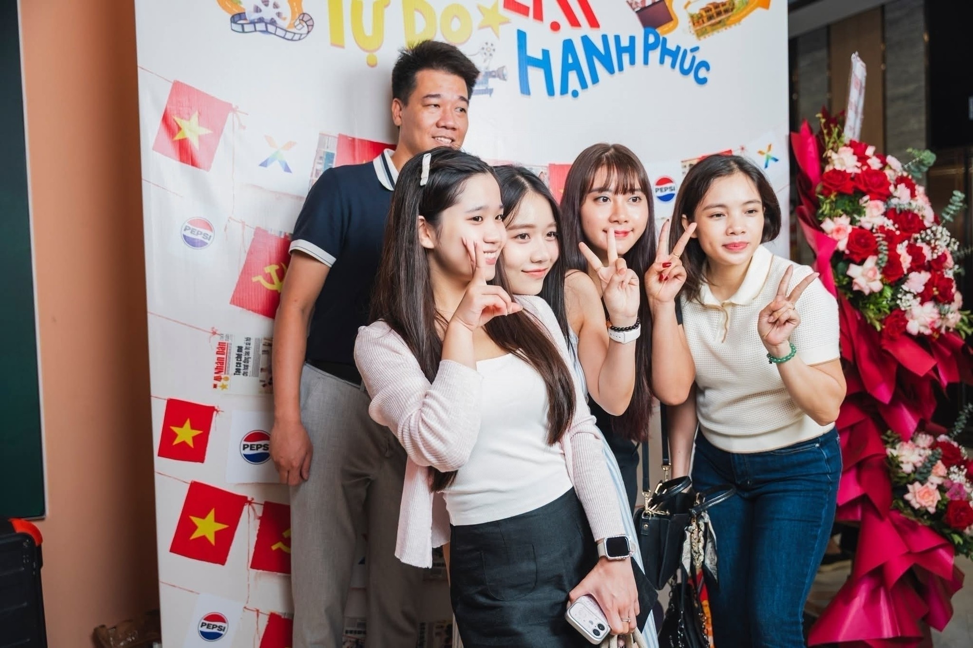 Một TTTM chỉ mới khai trương 3 ng&agrave;y đ&atilde; h&uacute;t hơn 20 triệu lượt xem, c&oacute; m&agrave;n cầu h&ocirc;n g&acirc;y b&atilde;o mạng x&atilde; hội - Ảnh 3.