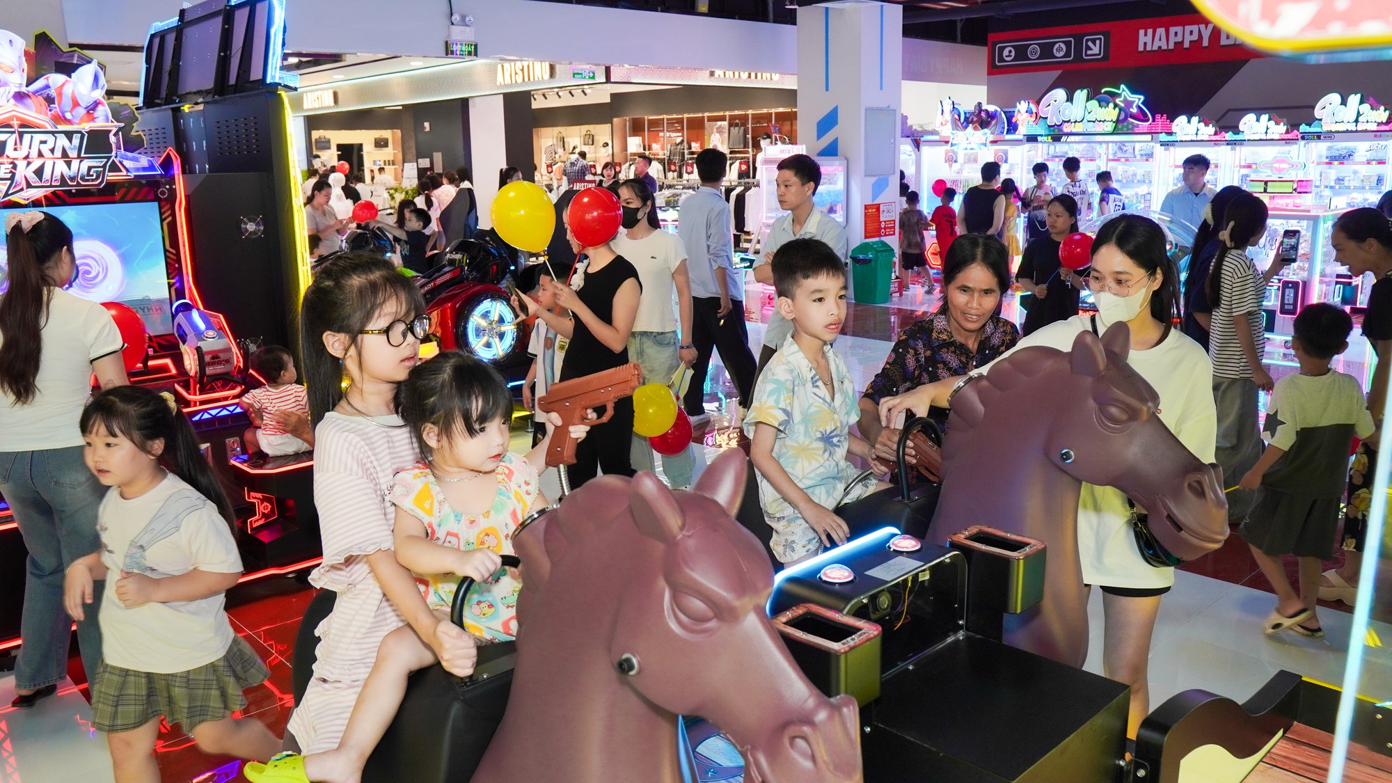 Một TTTM chỉ mới khai trương 3 ng&agrave;y đ&atilde; h&uacute;t hơn 20 triệu lượt xem, c&oacute; m&agrave;n cầu h&ocirc;n g&acirc;y b&atilde;o mạng x&atilde; hội - Ảnh 7.