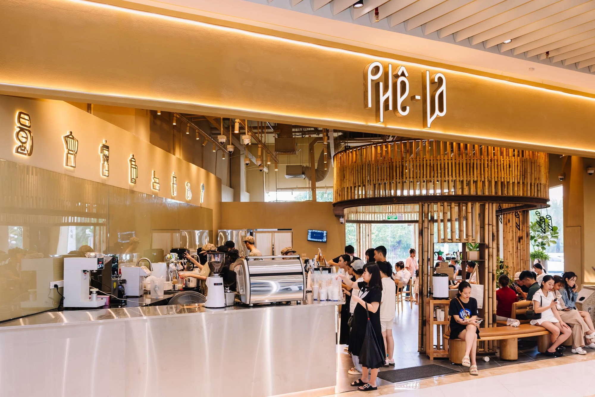 Một TTTM chỉ mới khai trương 3 ng&agrave;y đ&atilde; h&uacute;t hơn 20 triệu lượt xem, c&oacute; m&agrave;n cầu h&ocirc;n g&acirc;y b&atilde;o mạng x&atilde; hội - Ảnh 9.