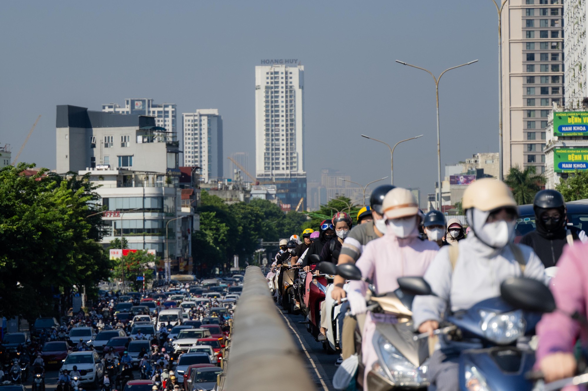 Hà Nội và TP.HCM trở lại làm việc sau 5 ngày nghỉ lễ: Đường phố ken đặc, xe cộ nhích từng mét- Ảnh 9.
