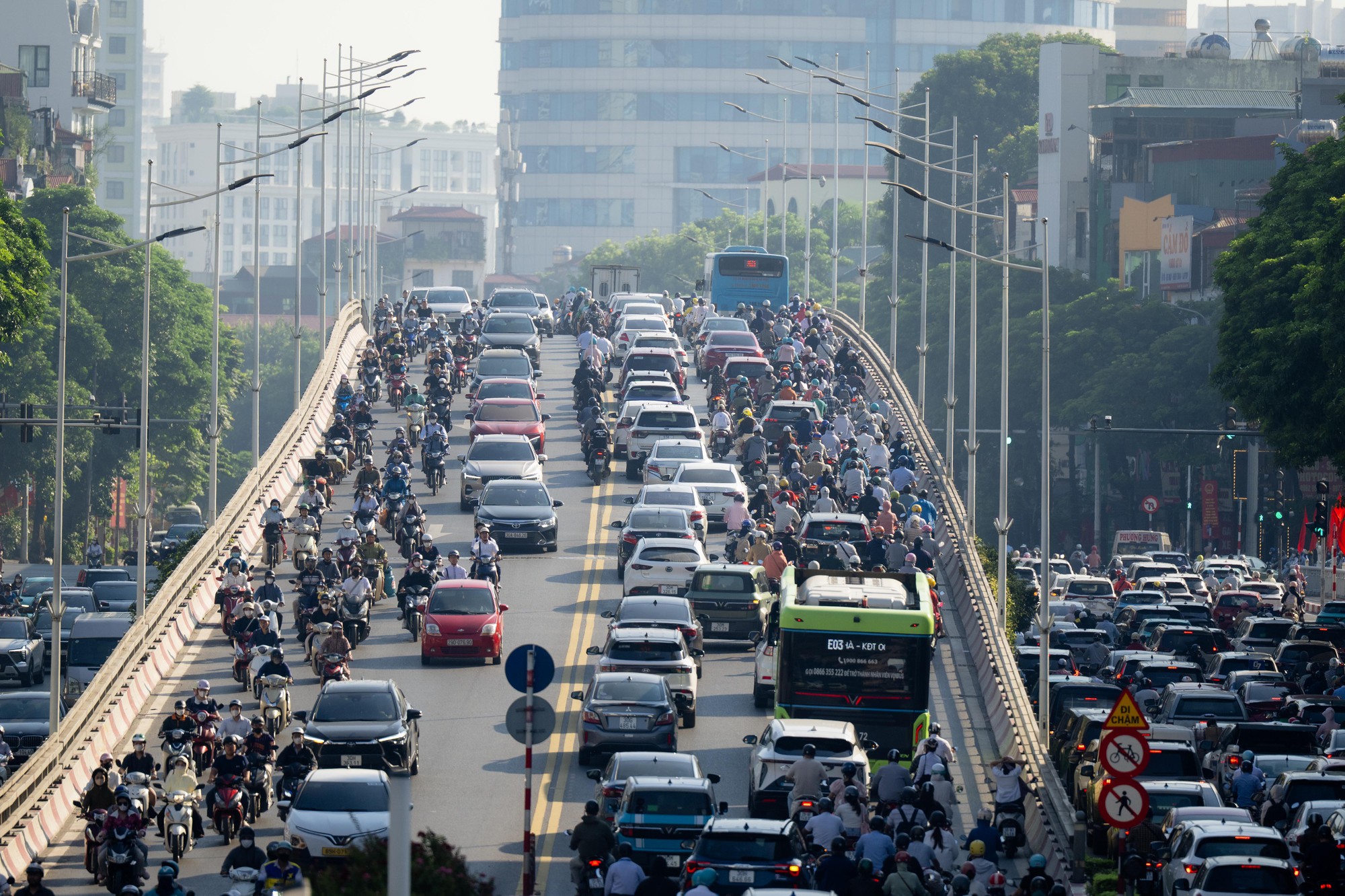 Hà Nội và TP.HCM trở lại làm việc sau 5 ngày nghỉ lễ: Đường phố ken đặc, xe cộ nhích từng mét- Ảnh 4.