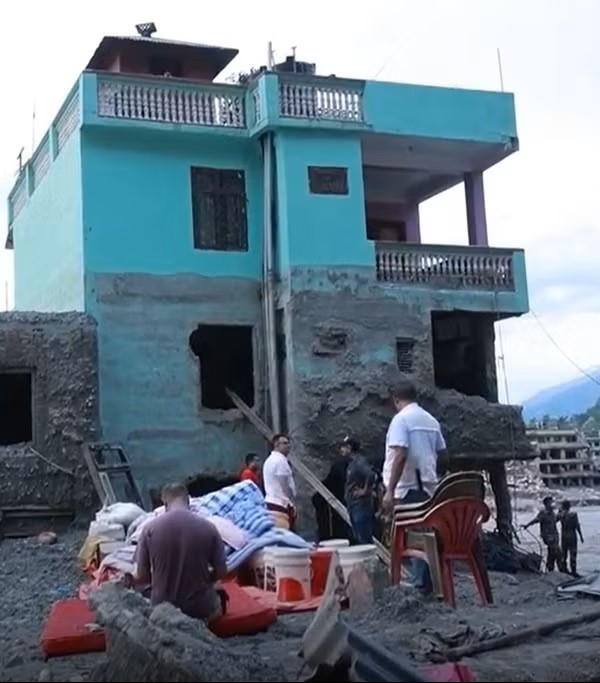 Căn nh&agrave; xanh 40 năm tuổi ở Nepal đ&atilde; sống s&oacute;t qua trận lũ lớn như thế n&agrave;o? Chủ nh&agrave; kể lại những g&igrave; xảy ra khi nước lũ ập đến- Ảnh 5.