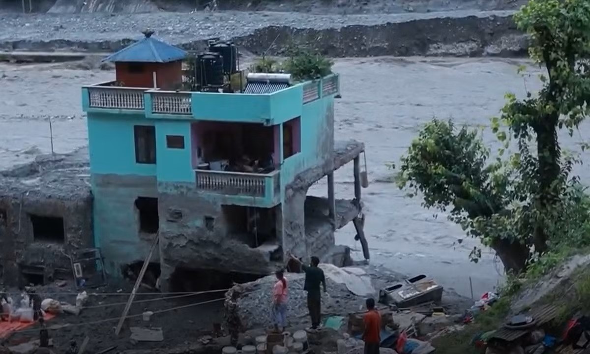Căn nh&agrave; xanh 40 năm tuổi ở Nepal đ&atilde; sống s&oacute;t qua trận lũ lớn như thế n&agrave;o? Chủ nh&agrave; kể lại những g&igrave; xảy ra khi nước lũ ập đến- Ảnh 4.
