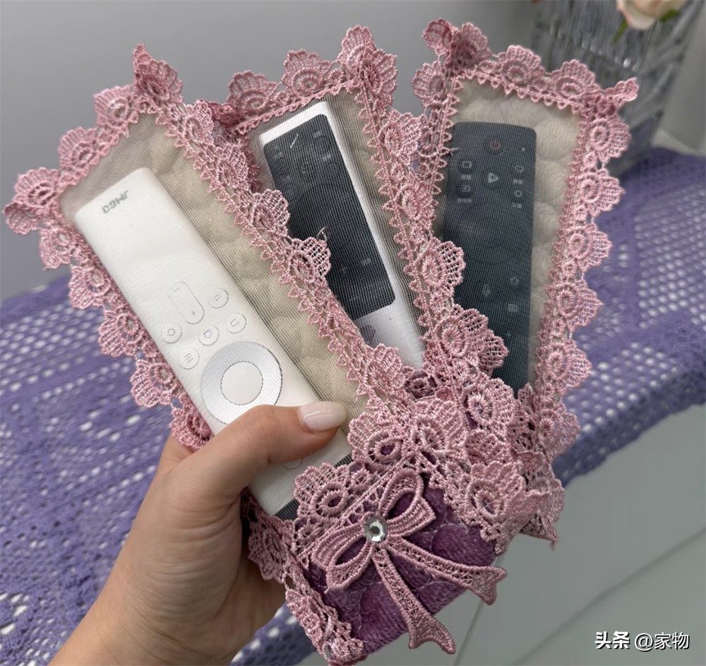 Căn nhà tối giản bỗng “biến hình” sau khi mẹ chồng biết mua sắm online: Từ điều khiển đến bồn cầu đều có "áo ren"- Ảnh 3.