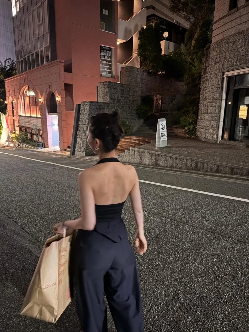 Bài tập vai thon, lưng gọn hơn 1 triệu lượt xem: 10 phút mỗi ngày giúp dáng đứng thanh thoát- Ảnh 2.