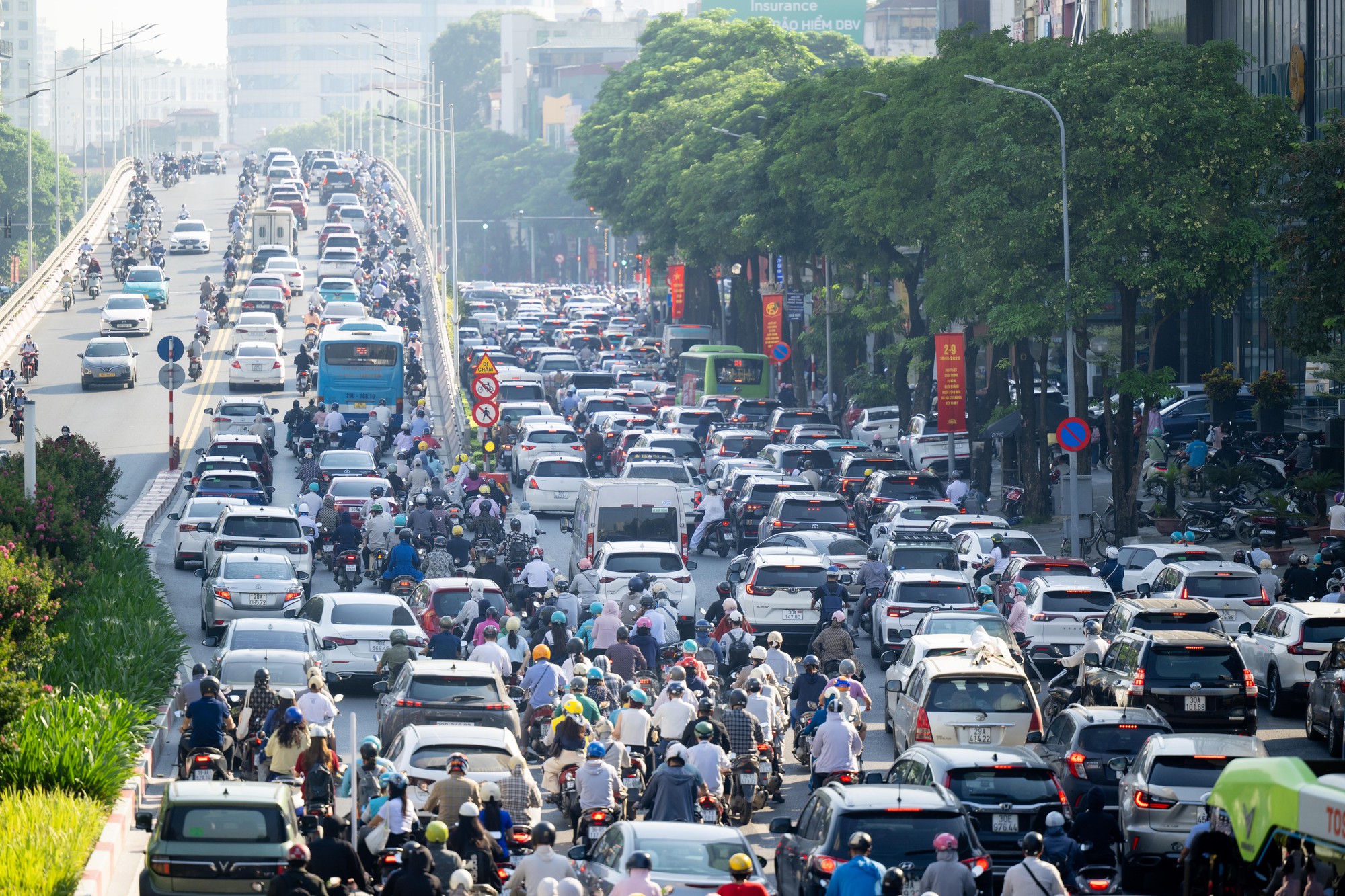 Hà Nội và TP.HCM trở lại làm việc sau 5 ngày nghỉ lễ: Đường phố ken đặc, xe cộ nhích từng mét- Ảnh 1.