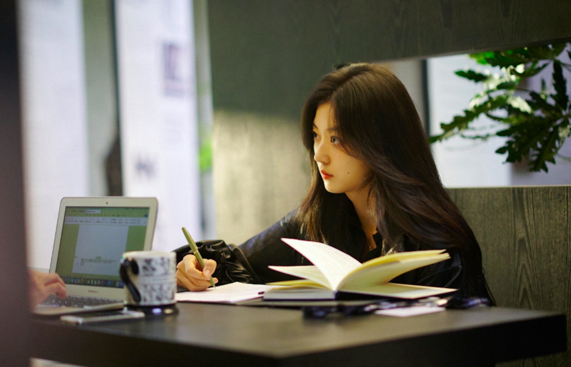 Giám đốc sáng tạo thích yêu đương mập mờ hé lộ loạt “quy tắc ngầm” chốn công sở- Ảnh 2.