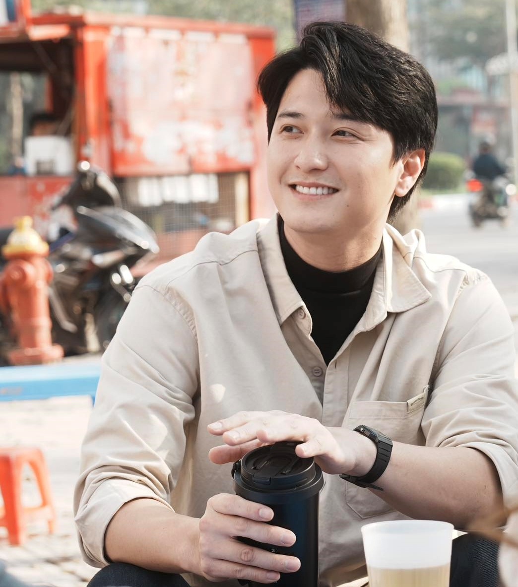 Mỹ nam Vbiz mặc qu&acirc;n phục khiến Hyun Bin, Trương Lăng H&aacute;ch chỉ c&ograve;n l&agrave; c&aacute;i t&ecirc;n: Ch&agrave;o một c&acirc;u 4 triệu người rung động- Ảnh 8.