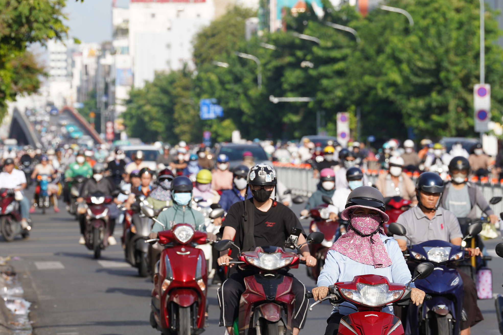 Hà Nội và TP.HCM trở lại làm việc sau 5 ngày nghỉ lễ: Đường phố ken đặc, xe cộ nhích từng mét- Ảnh 14.