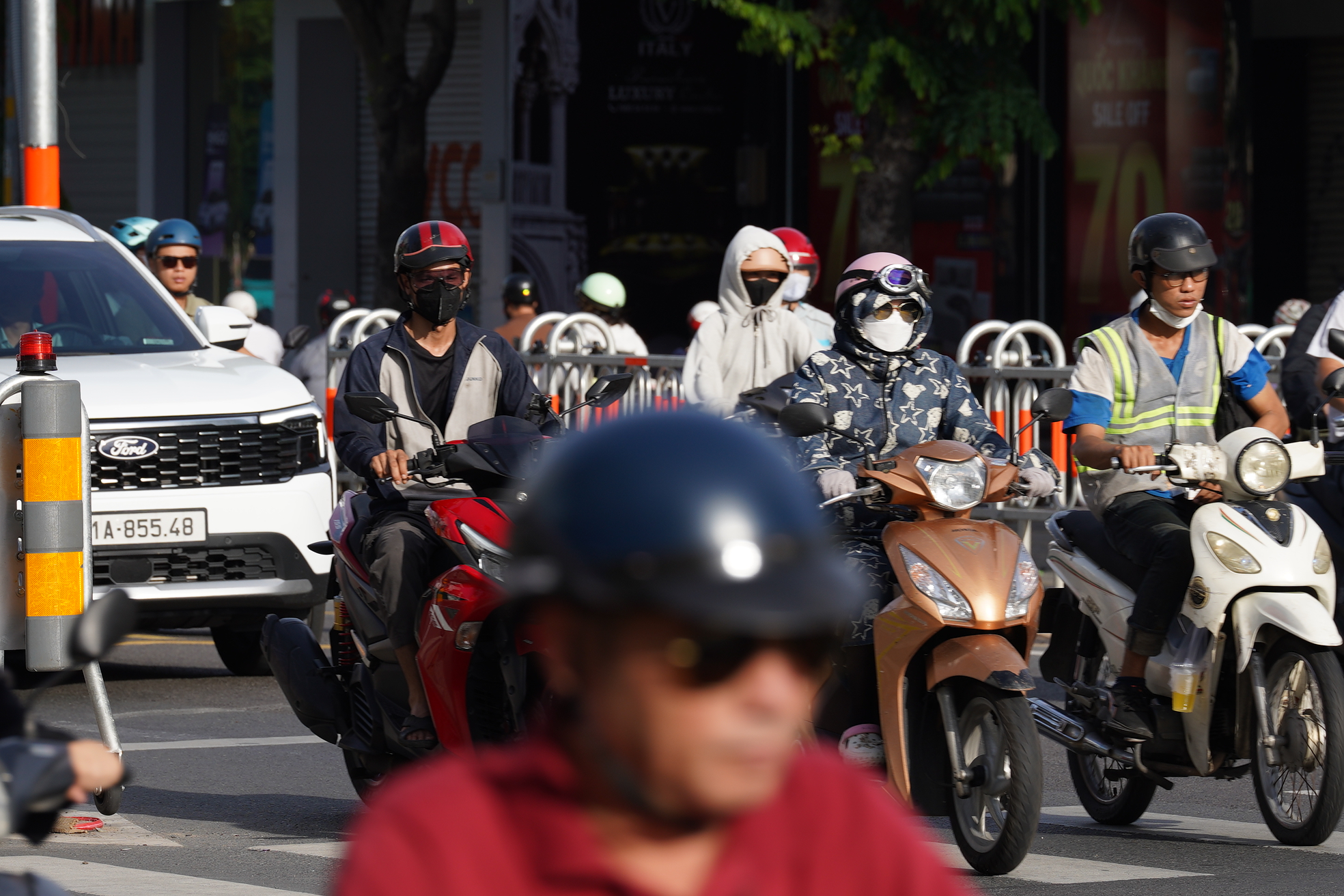 Hà Nội và TP.HCM trở lại làm việc sau 5 ngày nghỉ lễ: Đường phố ken đặc, xe cộ nhích từng mét- Ảnh 16.