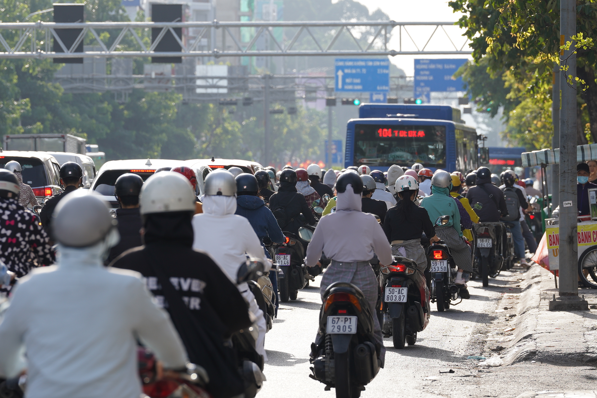 Hà Nội và TP.HCM trở lại làm việc sau 5 ngày nghỉ lễ: Đường phố ken đặc, xe cộ nhích từng mét- Ảnh 23.
