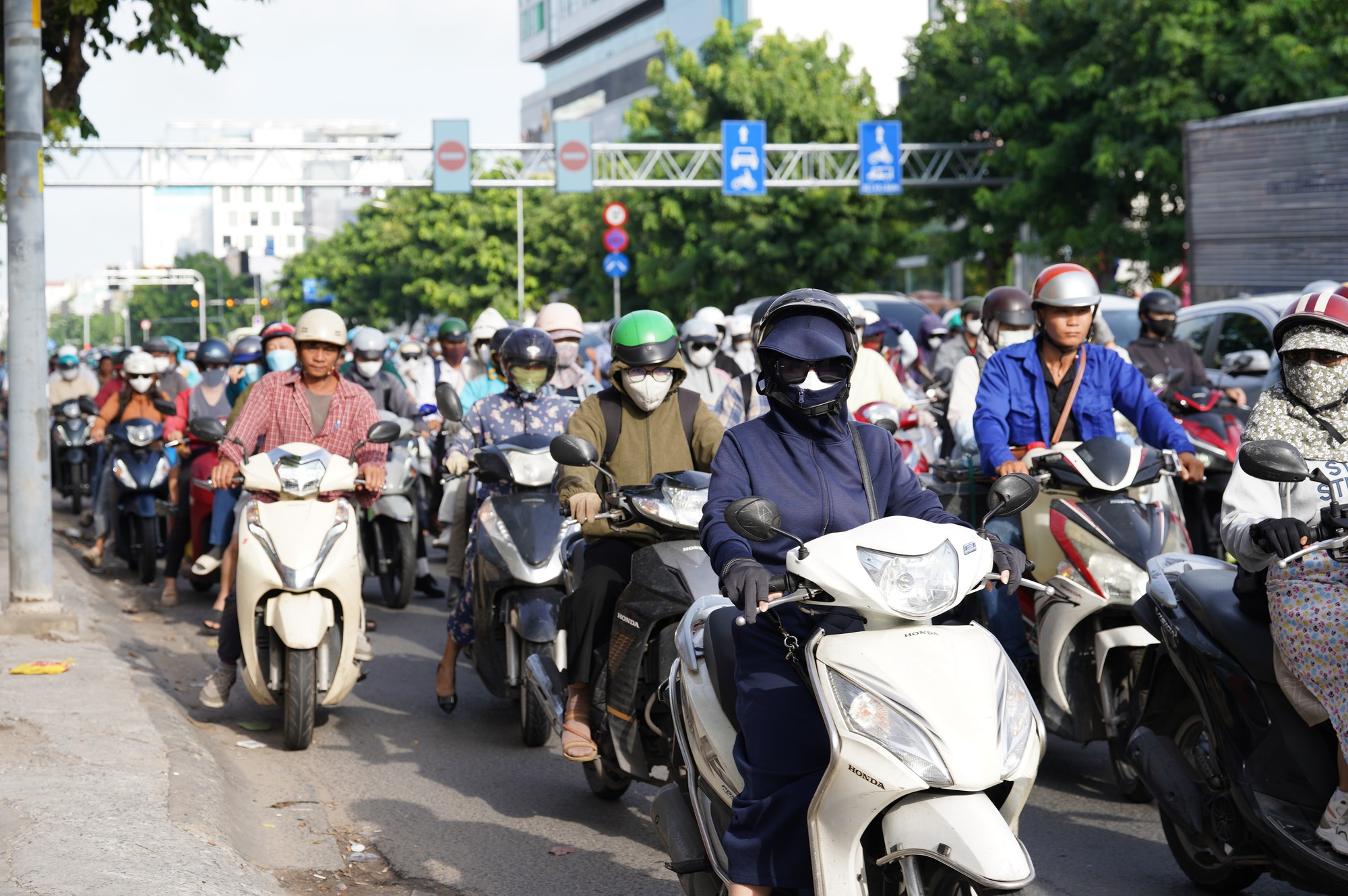 Hà Nội và TP.HCM trở lại làm việc sau 5 ngày nghỉ lễ: Đường phố ken đặc, xe cộ nhích từng mét- Ảnh 22.