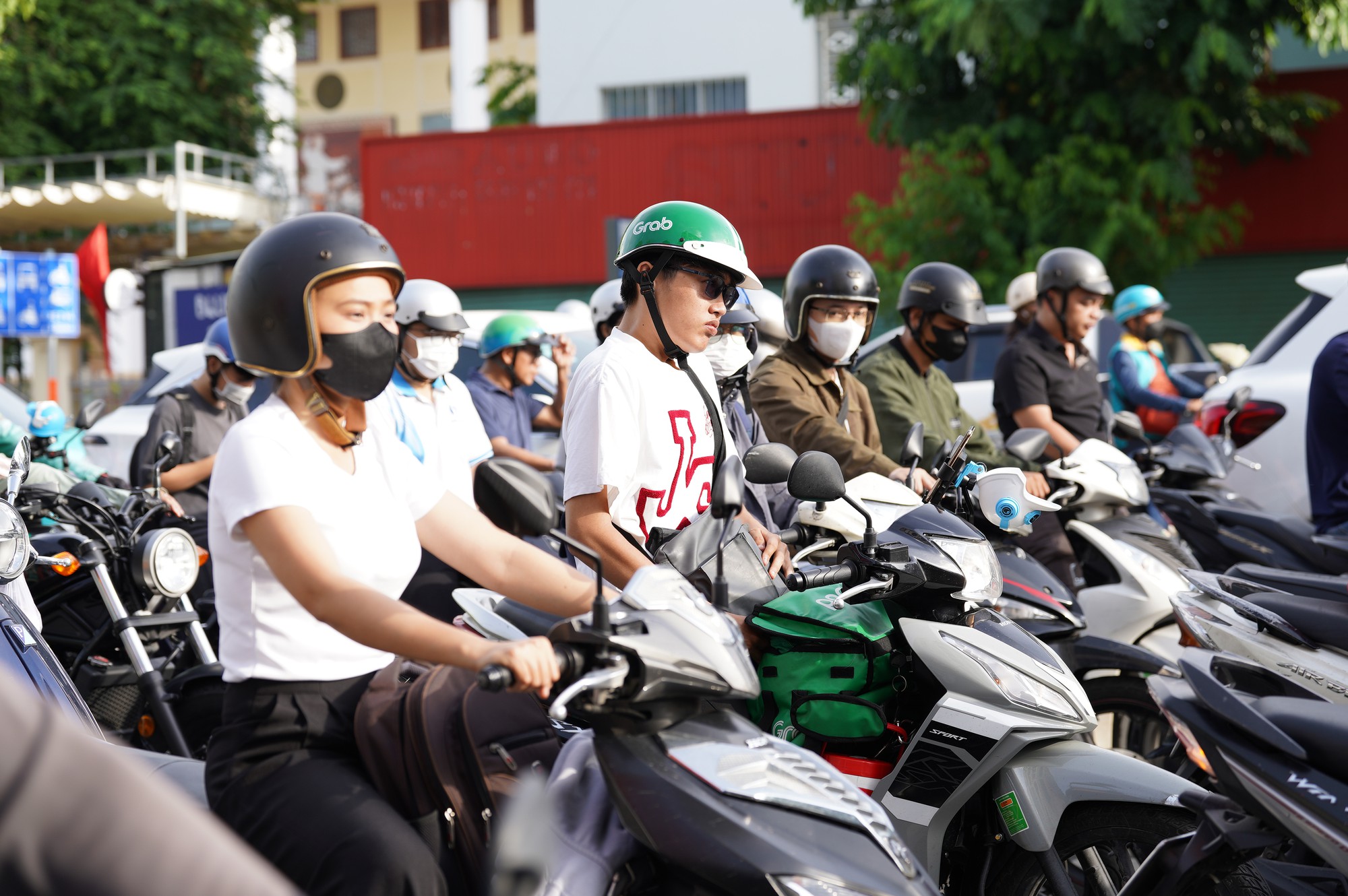 Hà Nội và TP.HCM trở lại làm việc sau 5 ngày nghỉ lễ: Đường phố ken đặc, xe cộ nhích từng mét- Ảnh 24.