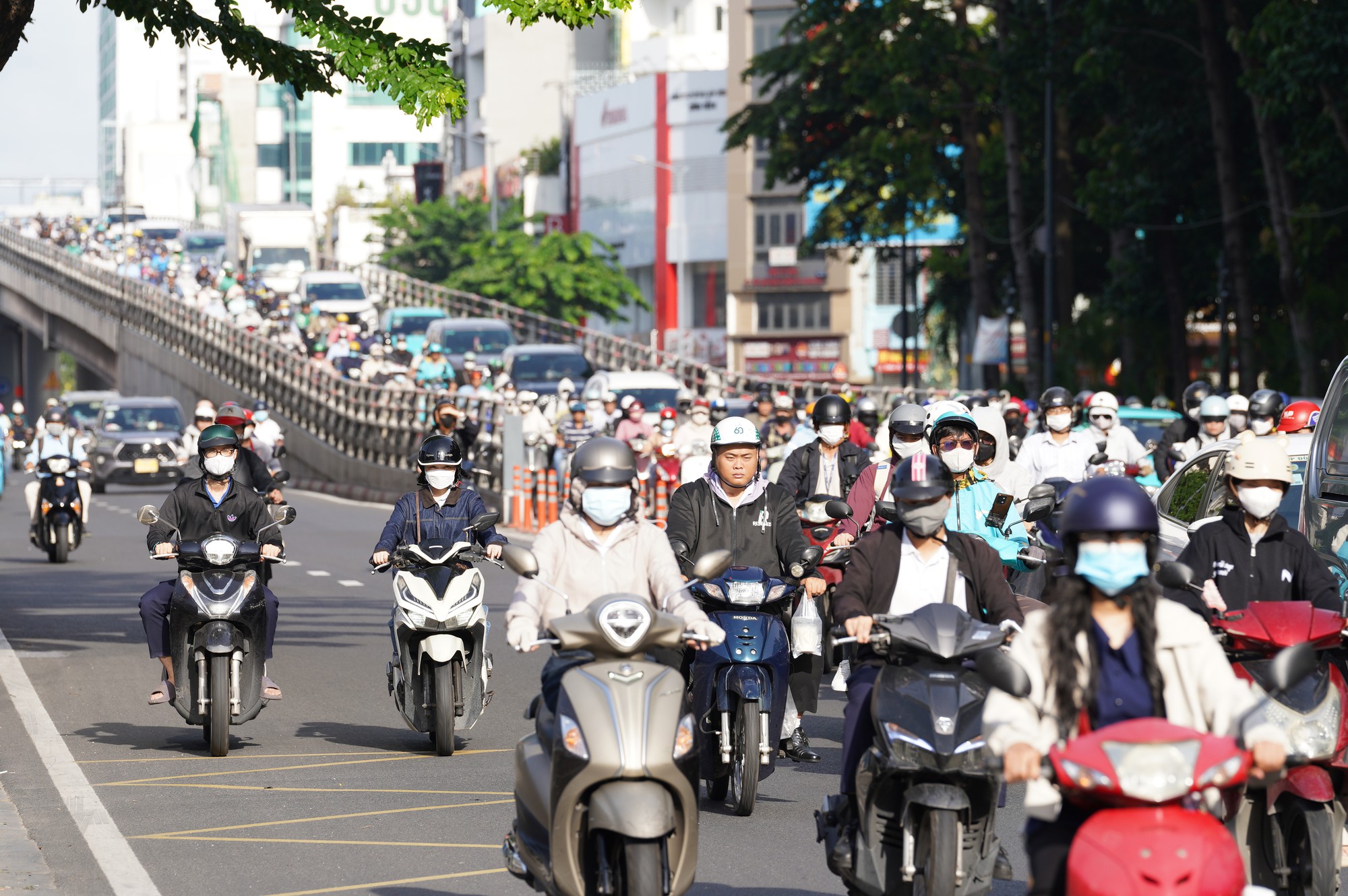 Hà Nội và TP.HCM trở lại làm việc sau 5 ngày nghỉ lễ: Đường phố ken đặc, xe cộ nhích từng mét- Ảnh 17.