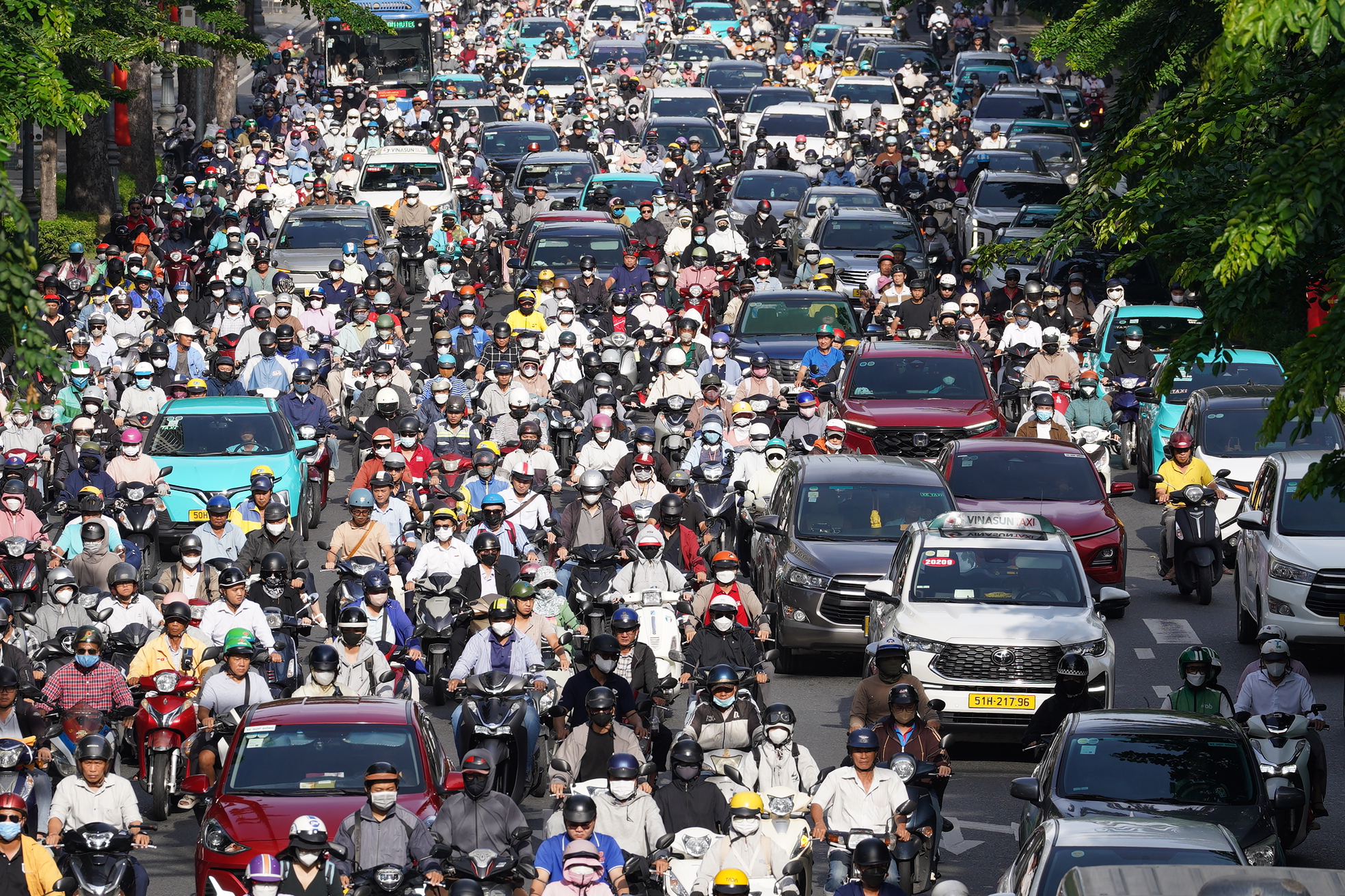 Hà Nội và TP.HCM trở lại làm việc sau 5 ngày nghỉ lễ: Đường phố ken đặc, xe cộ nhích từng mét- Ảnh 12.