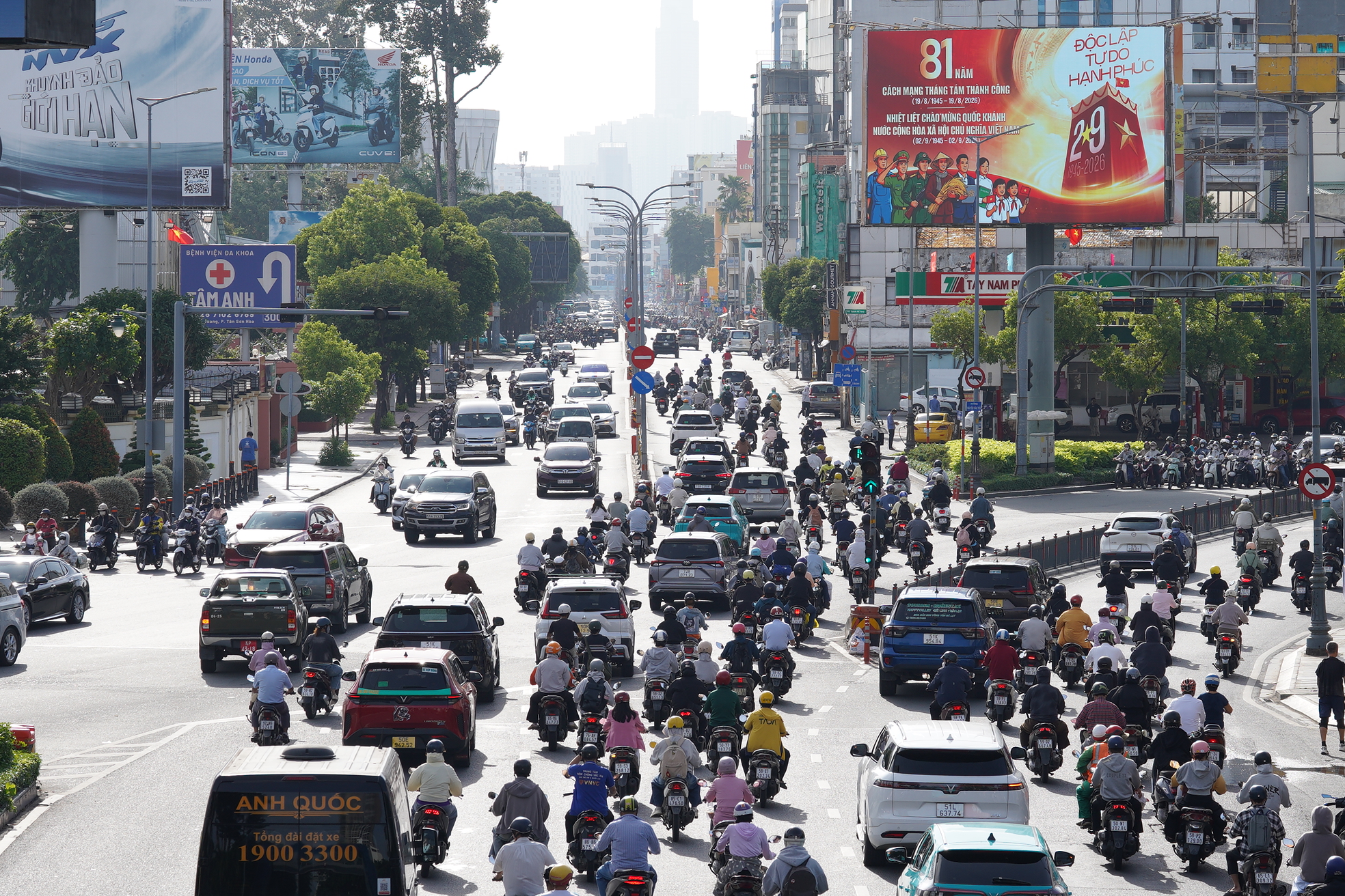 Hà Nội và TP.HCM trở lại làm việc sau 5 ngày nghỉ lễ: Đường phố ken đặc, xe cộ nhích từng mét- Ảnh 15.