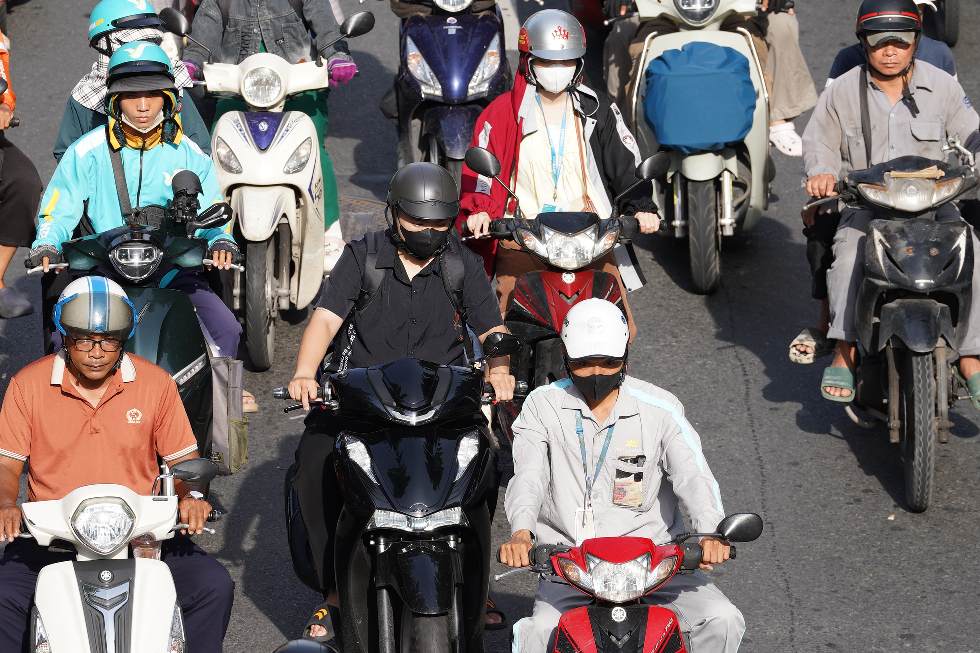 Hà Nội và TP.HCM trở lại làm việc sau 5 ngày nghỉ lễ: Đường phố ken đặc, xe cộ nhích từng mét- Ảnh 20.