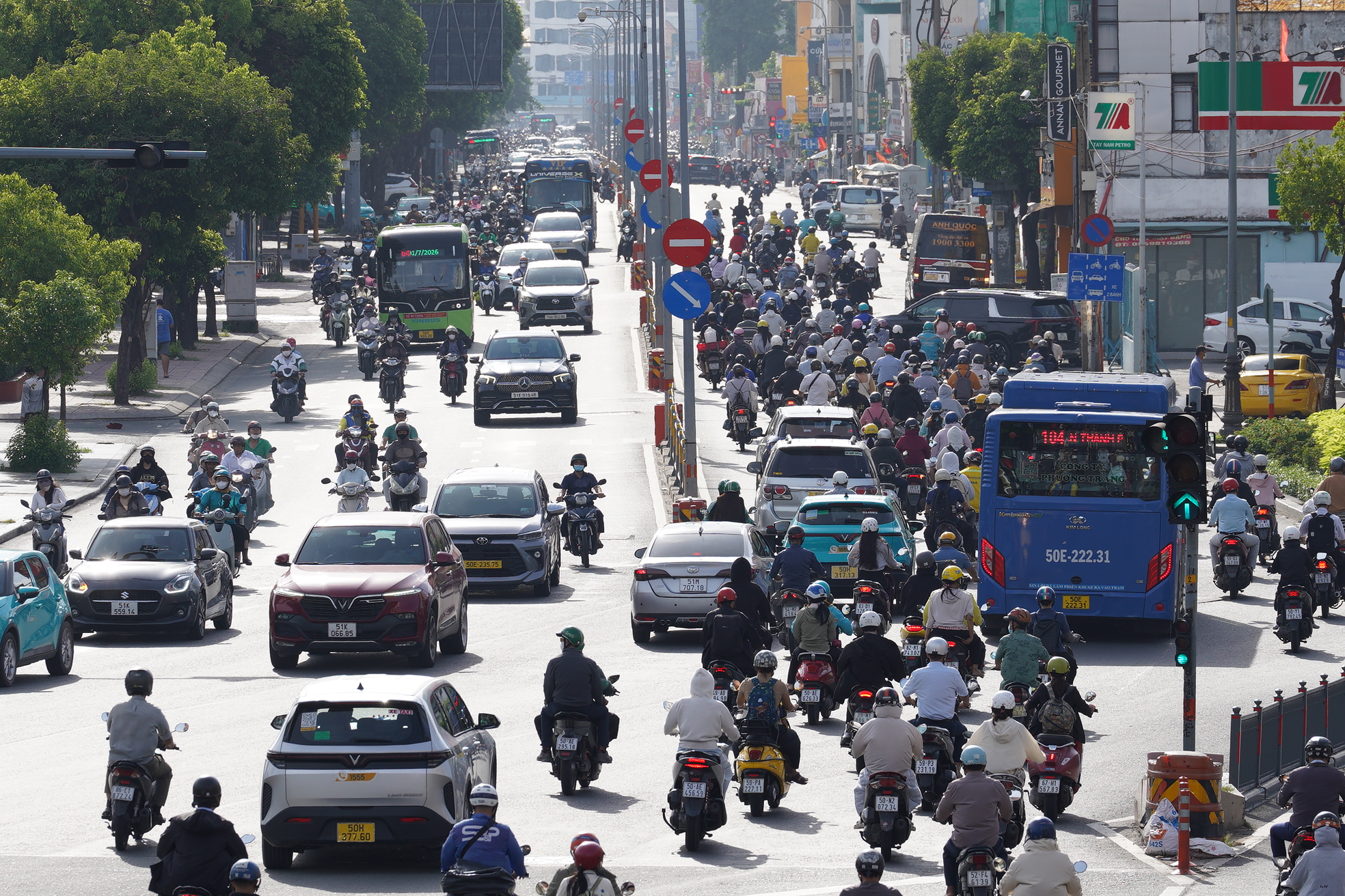 Hà Nội và TP.HCM trở lại làm việc sau 5 ngày nghỉ lễ: Đường phố ken đặc, xe cộ nhích từng mét- Ảnh 19.