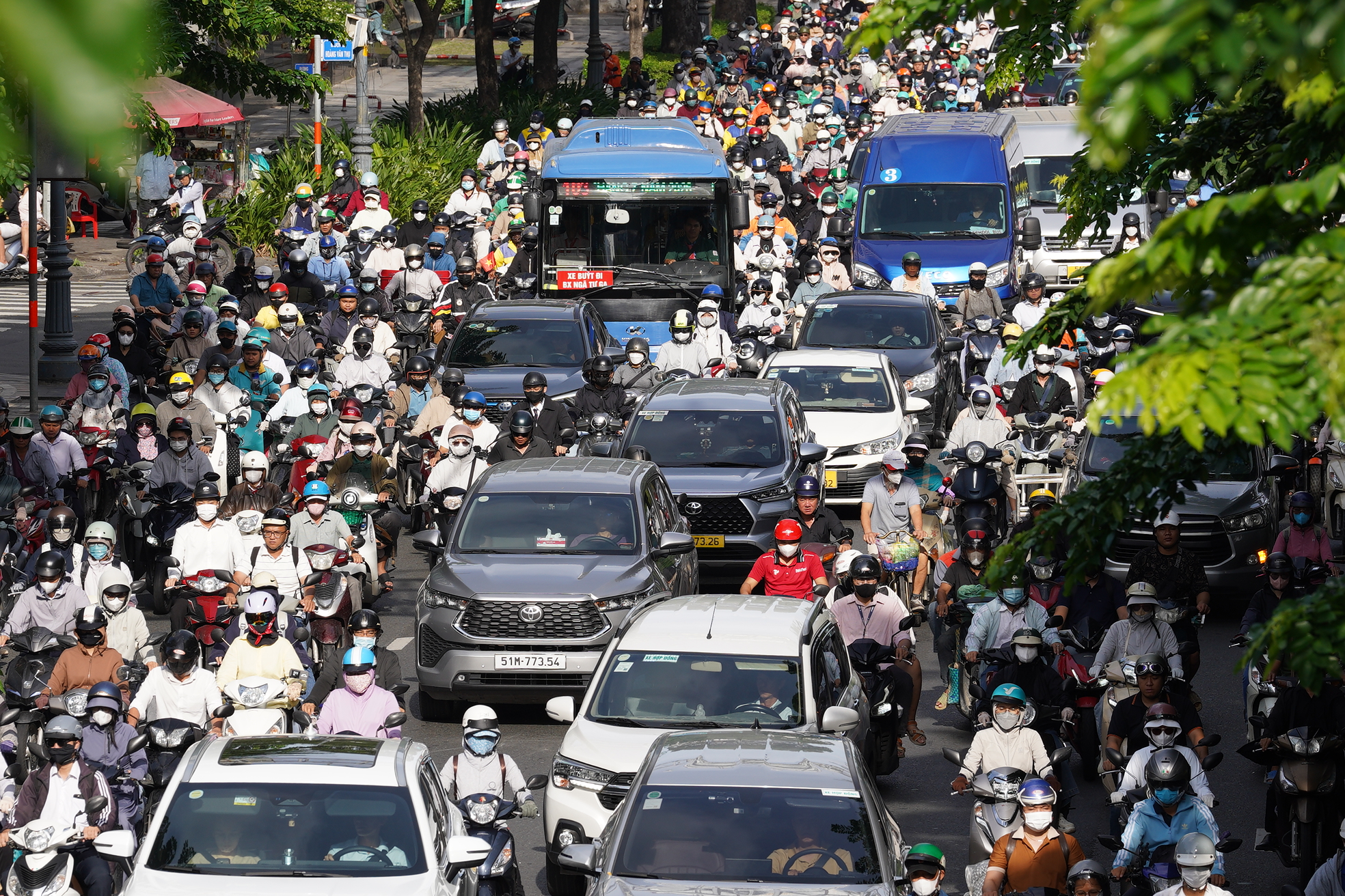 Hà Nội và TP.HCM trở lại làm việc sau 5 ngày nghỉ lễ: Đường phố ken đặc, xe cộ nhích từng mét- Ảnh 13.