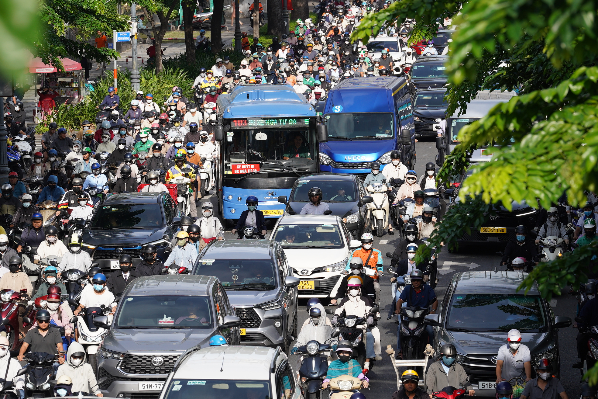 Hà Nội và TP.HCM trở lại làm việc sau 5 ngày nghỉ lễ: Đường phố ken đặc, xe cộ nhích từng mét- Ảnh 18.