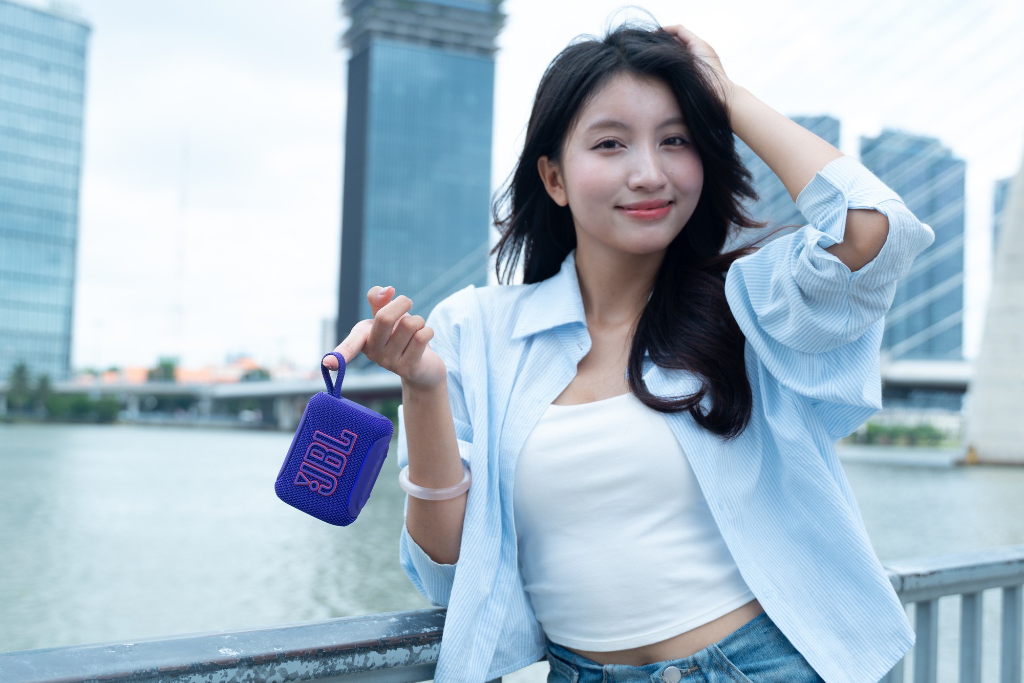 Từ b&atilde;i biển đến b&agrave;n l&agrave;m việc, chiếc loa mini n&agrave;y c&oacute; thực sự đ&aacute;ng mang theo mọi l&uacute;c mọi nơi?- Ảnh 2.