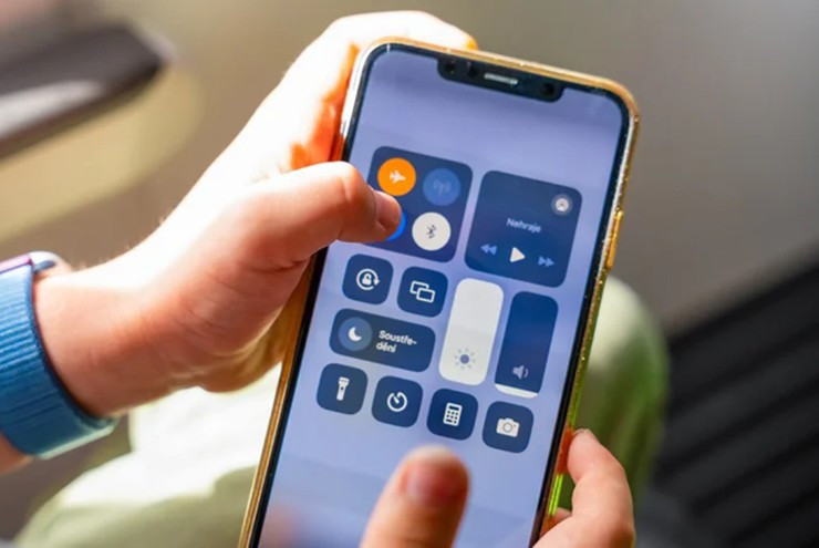 Lời khuy&ecirc;n cho những ai kh&ocirc;ng để chế độ m&aacute;y bay tr&ecirc;n điện thoại khi đi ngủ - Ảnh 4.
