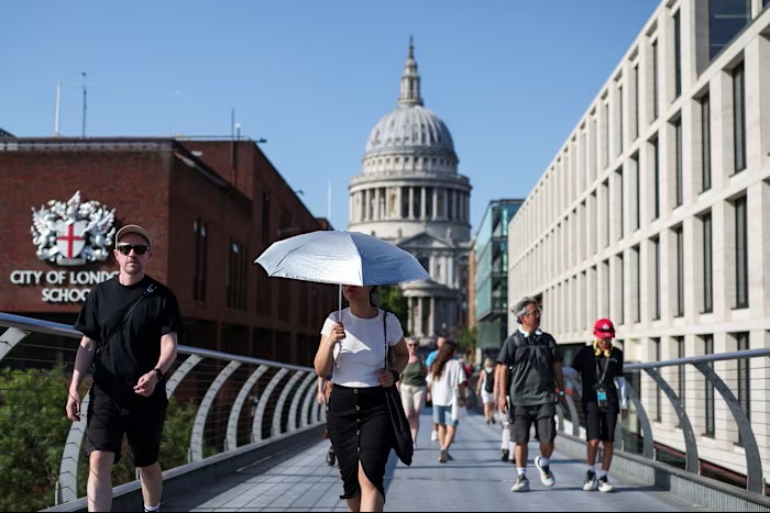 5 đợt nắng n&oacute;ng l&agrave;m thay đổi d&acirc;n văn ph&ograve;ng London: Thứ qu&aacute; quen thuộc ở Việt Nam nay trở th&agrave;nh ti&ecirc;u ch&iacute; 'phải c&oacute;'- Ảnh 1.