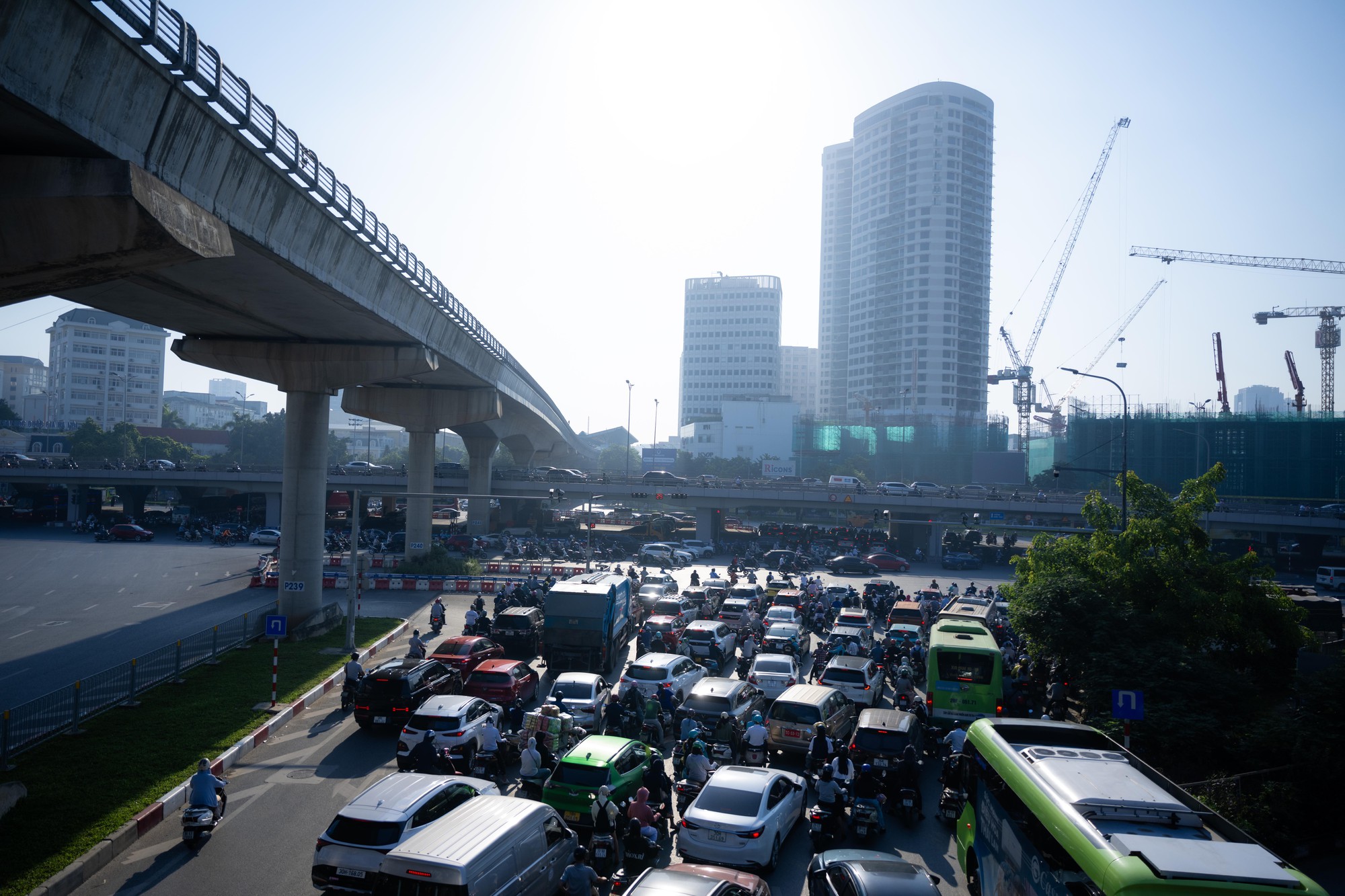 Hà Nội và TP.HCM trở lại làm việc sau 5 ngày nghỉ lễ: Đường phố ken đặc, xe cộ nhích từng mét- Ảnh 8.