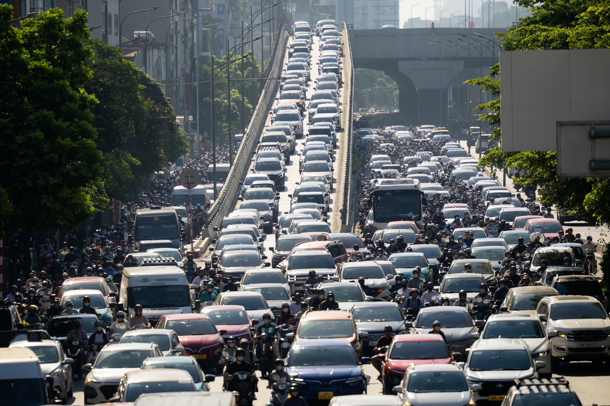 Hà Nội và TP.HCM trở lại làm việc sau 5 ngày nghỉ lễ: Đường phố ken đặc, xe cộ nhích từng mét- Ảnh 2.