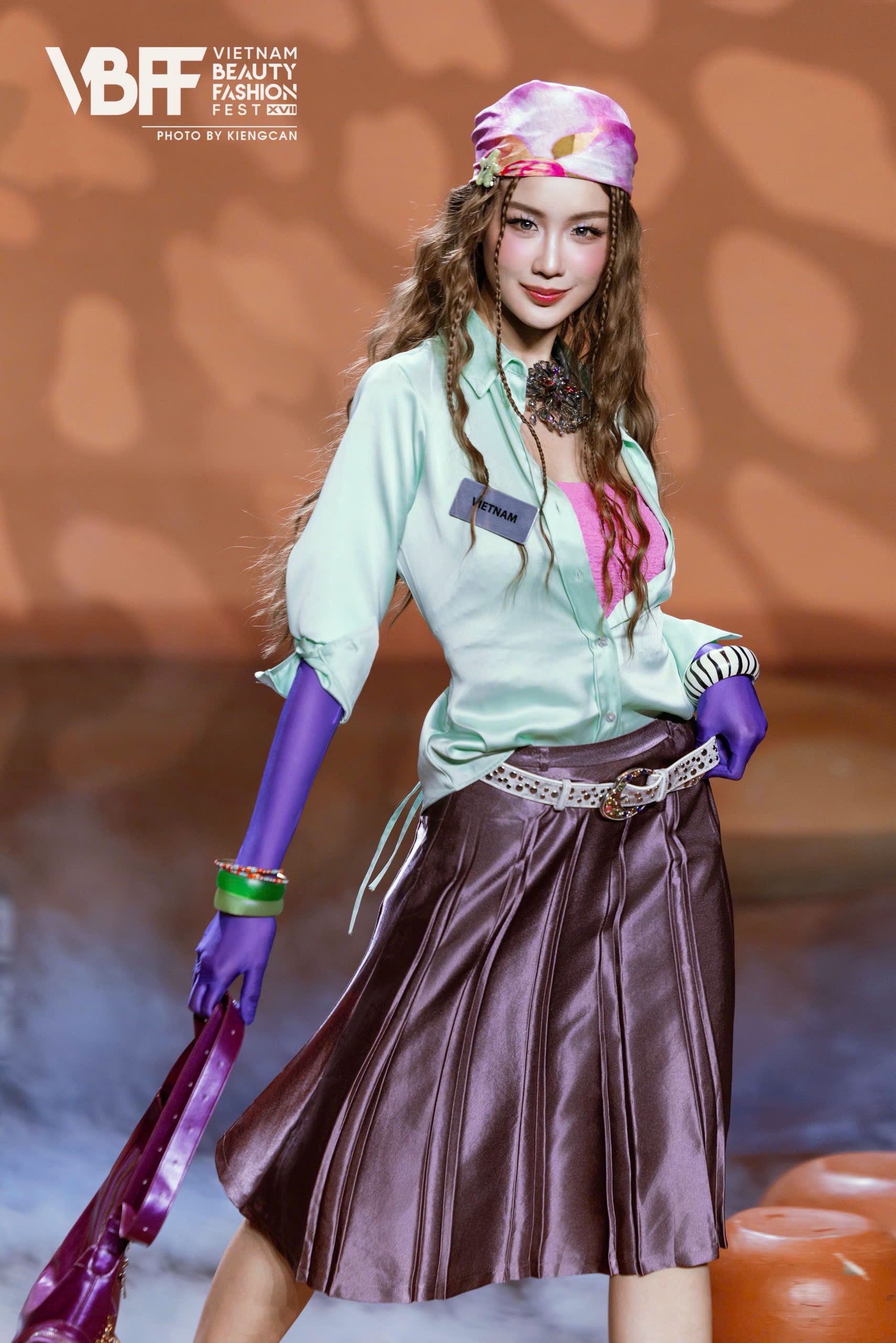 Chơi trội như CHAUTFIFTH: Tự may 20 bộ đồ Y2K, custom riêng từng đôi giày - cái túi cho dàn Miss World! - Ảnh 2.