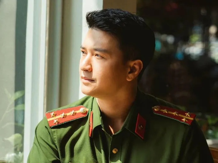 Mỹ nam Vbiz mặc qu&acirc;n phục khiến Hyun Bin, Trương Lăng H&aacute;ch chỉ c&ograve;n l&agrave; c&aacute;i t&ecirc;n: Ch&agrave;o một c&acirc;u 4 triệu người rung động- Ảnh 7.