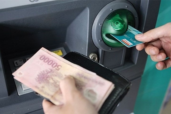 C&ocirc;ng an sẽ điều tra chủ t&agrave;i khoản ng&acirc;n h&agrave;ng nếu ph&aacute;t hiện giao dịch r&uacute;t tiền như sau- Ảnh 1.