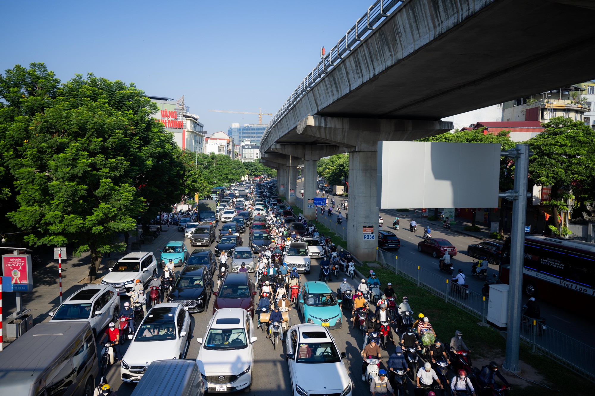 Hà Nội và TP.HCM trở lại làm việc sau 5 ngày nghỉ lễ: Đường phố ken đặc, xe cộ nhích từng mét- Ảnh 6.