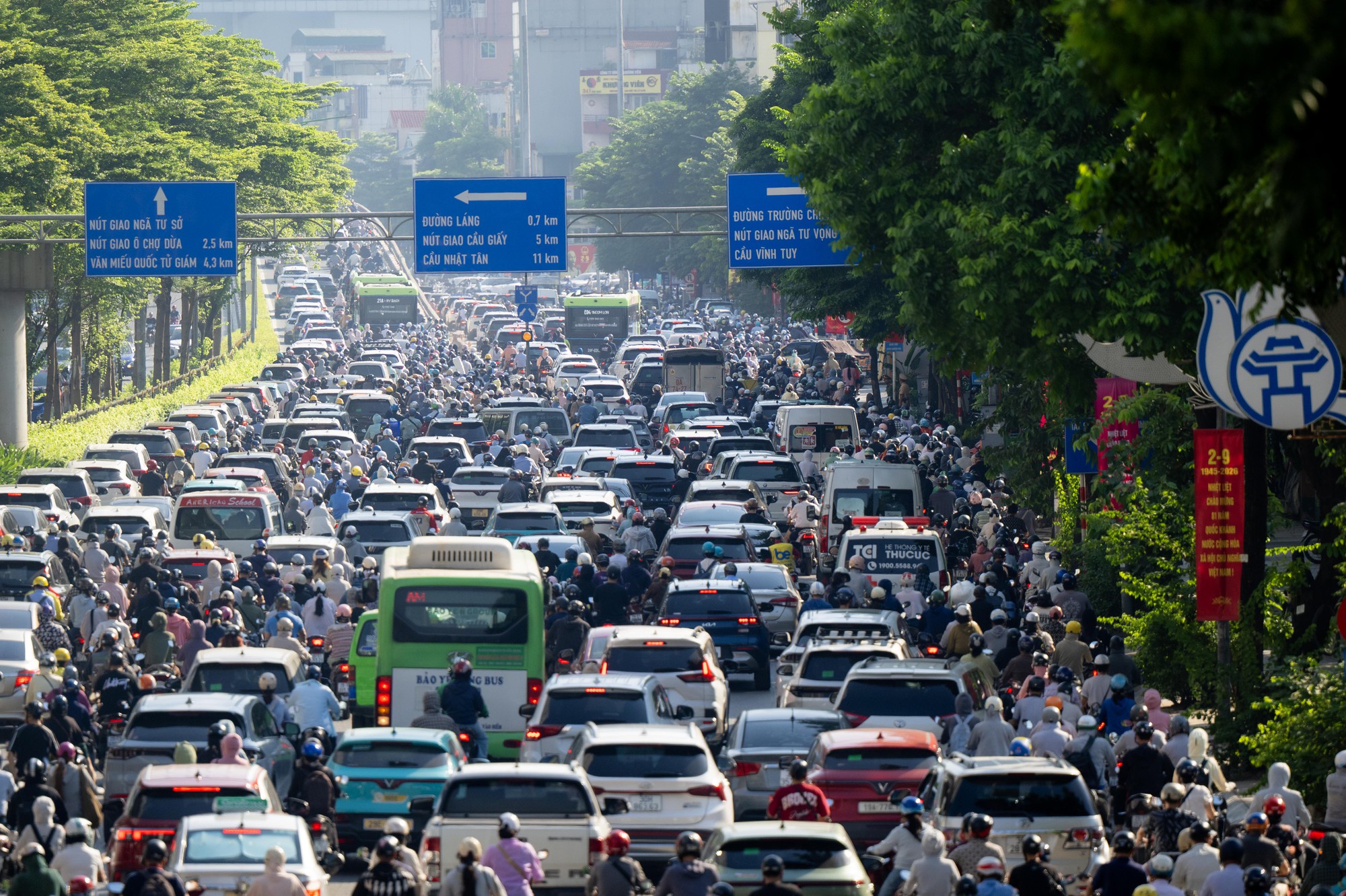 Hà Nội và TP.HCM trở lại làm việc sau 5 ngày nghỉ lễ: Đường phố ken đặc, xe cộ nhích từng mét- Ảnh 3.