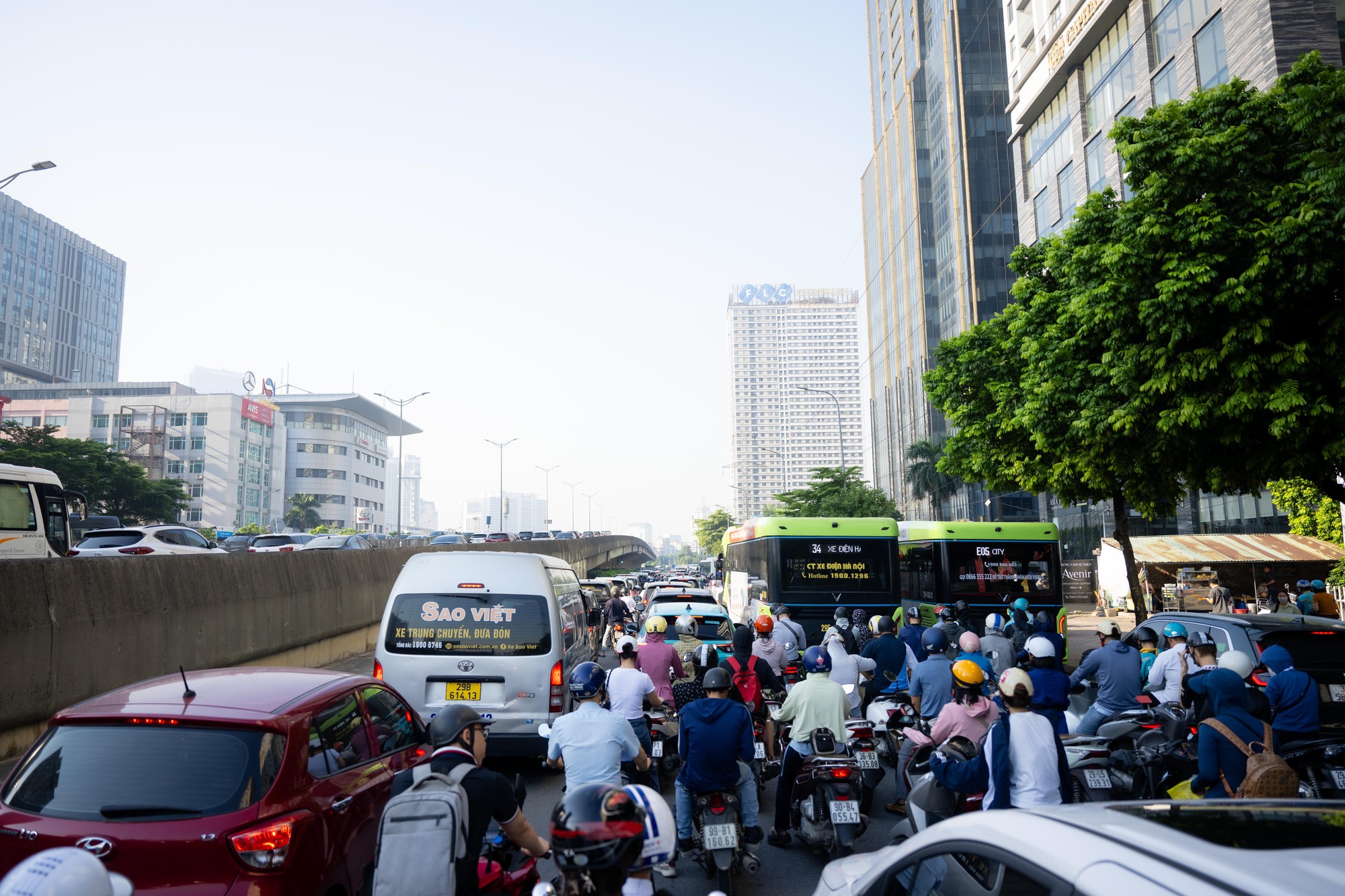 Hà Nội và TP.HCM trở lại làm việc sau 5 ngày nghỉ lễ: Đường phố ken đặc, xe cộ nhích từng mét- Ảnh 7.