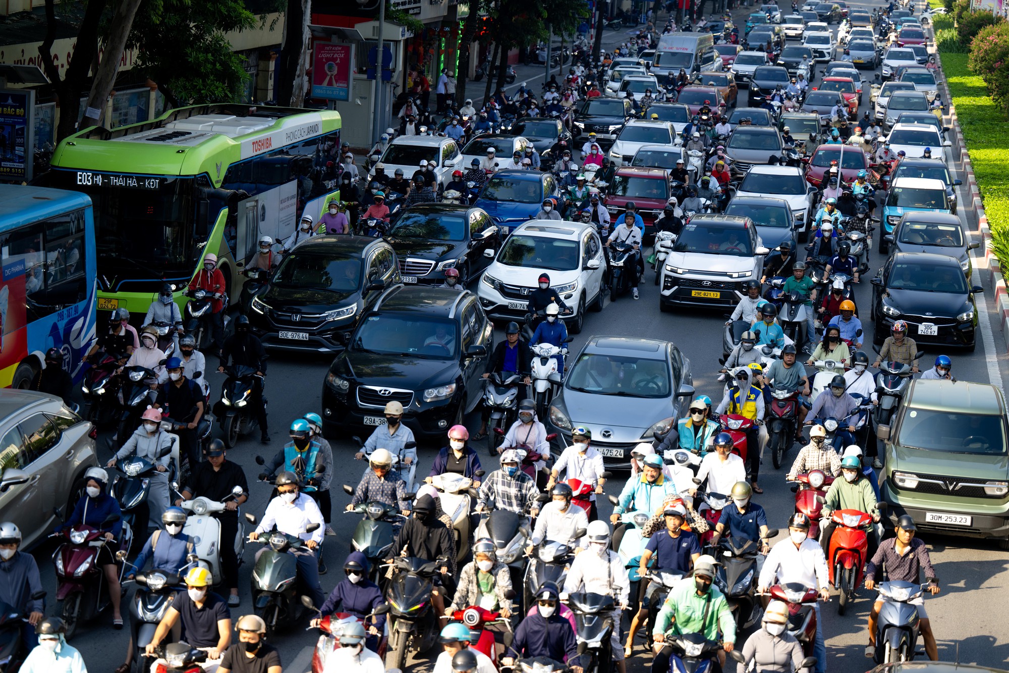Hà Nội và TP.HCM trở lại làm việc sau 5 ngày nghỉ lễ: Đường phố ken đặc, xe cộ nhích từng mét- Ảnh 10.