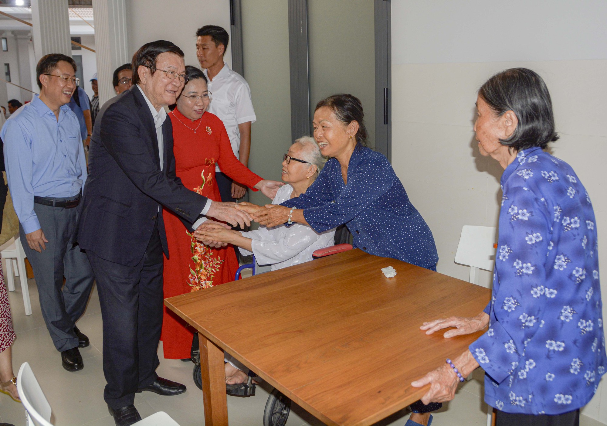 Việt Nam đã có "nhà dưỡng lão" nhận chăm sóc miễn phí 300 người cao tuổi đến cuối đời: Rộng 4,2ha, nơi ở kết hợp khu sinh thái đầy đủ vườn rau, ao cá - Ảnh 2.