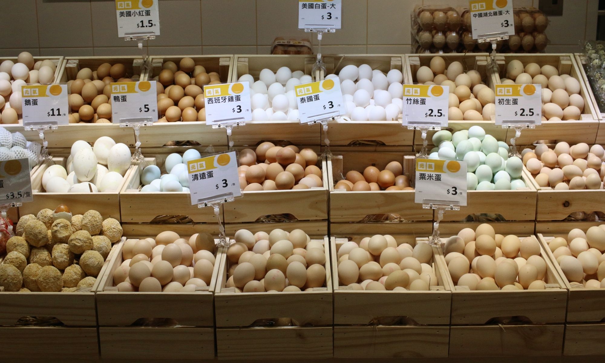 V&igrave; sao si&ecirc;u thị Mỹ lu&ocirc;n để trứng trong tủ lạnh, c&ograve;n Việt Nam lại để ngo&agrave;i kệ? - Ảnh 2.