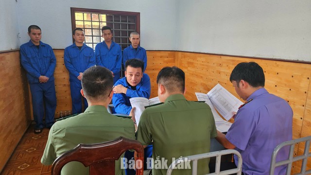 C&ocirc;ng an sẽ điều tra c&aacute;c t&agrave;i khoản ng&acirc;n h&agrave;ng ph&aacute;t sinh giao dịch nhận tiền, chuyển tiền như sau- Ảnh 2.