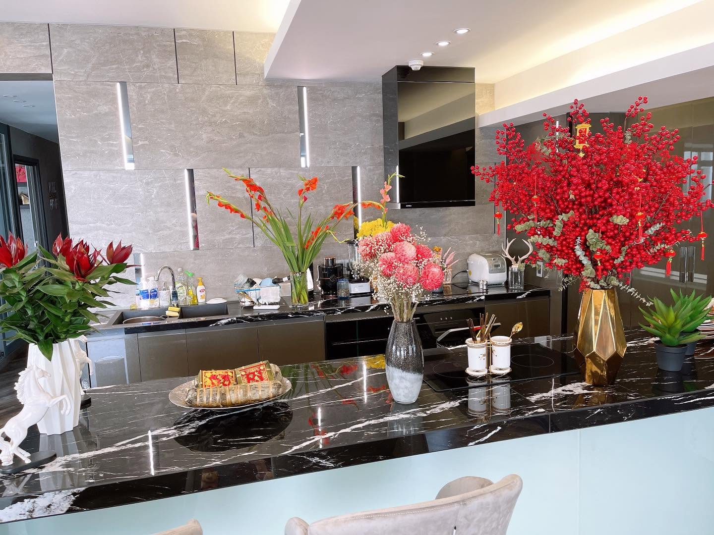 Căn nh&agrave; c&oacute; ph&ograve;ng kh&aacute;ch rộng 100m2 của mỹ nh&acirc;n Trại Bu&ocirc;n Người - Ảnh 5.