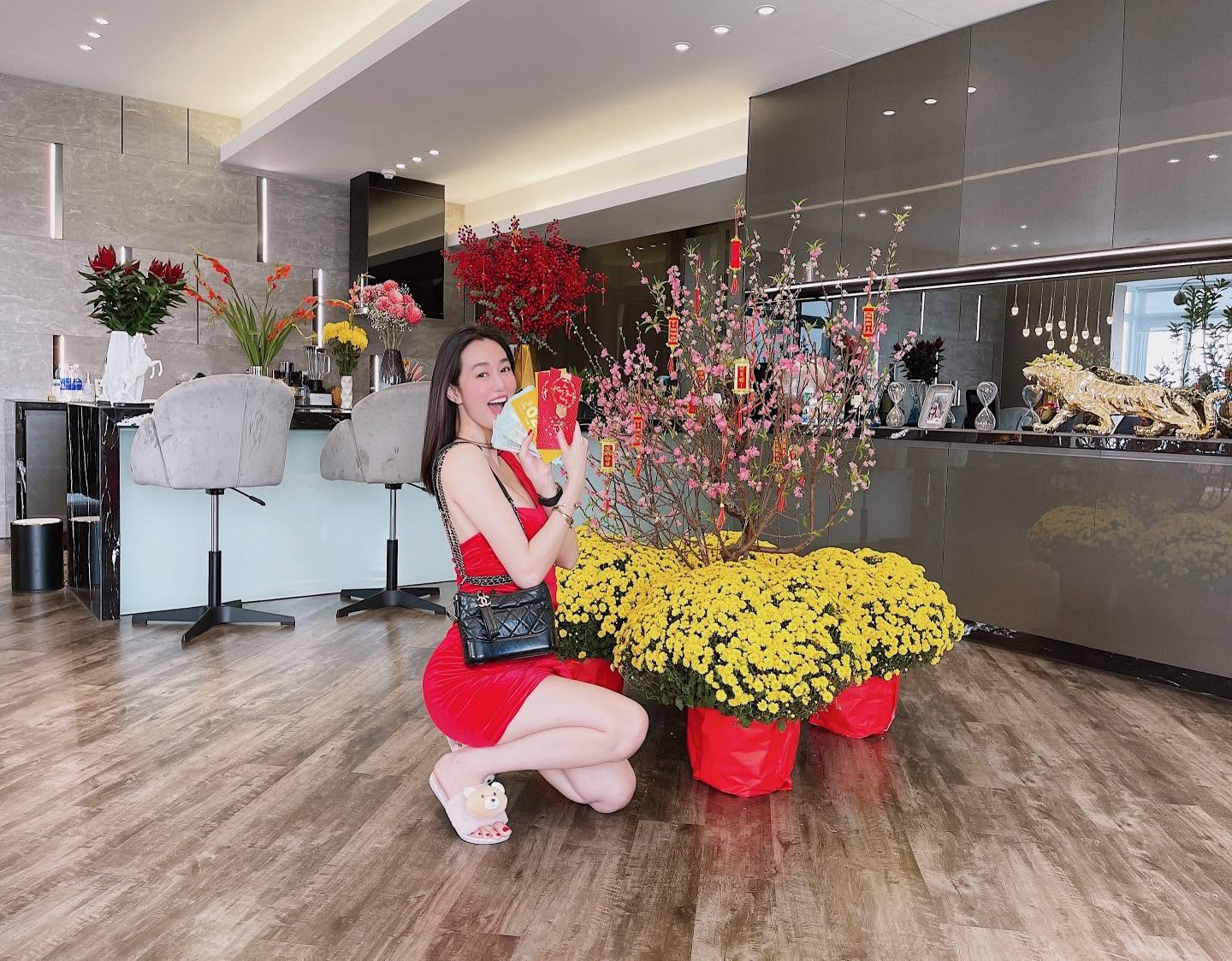 Căn nh&agrave; c&oacute; ph&ograve;ng kh&aacute;ch rộng 100m2 của mỹ nh&acirc;n Trại Bu&ocirc;n Người - Ảnh 4.