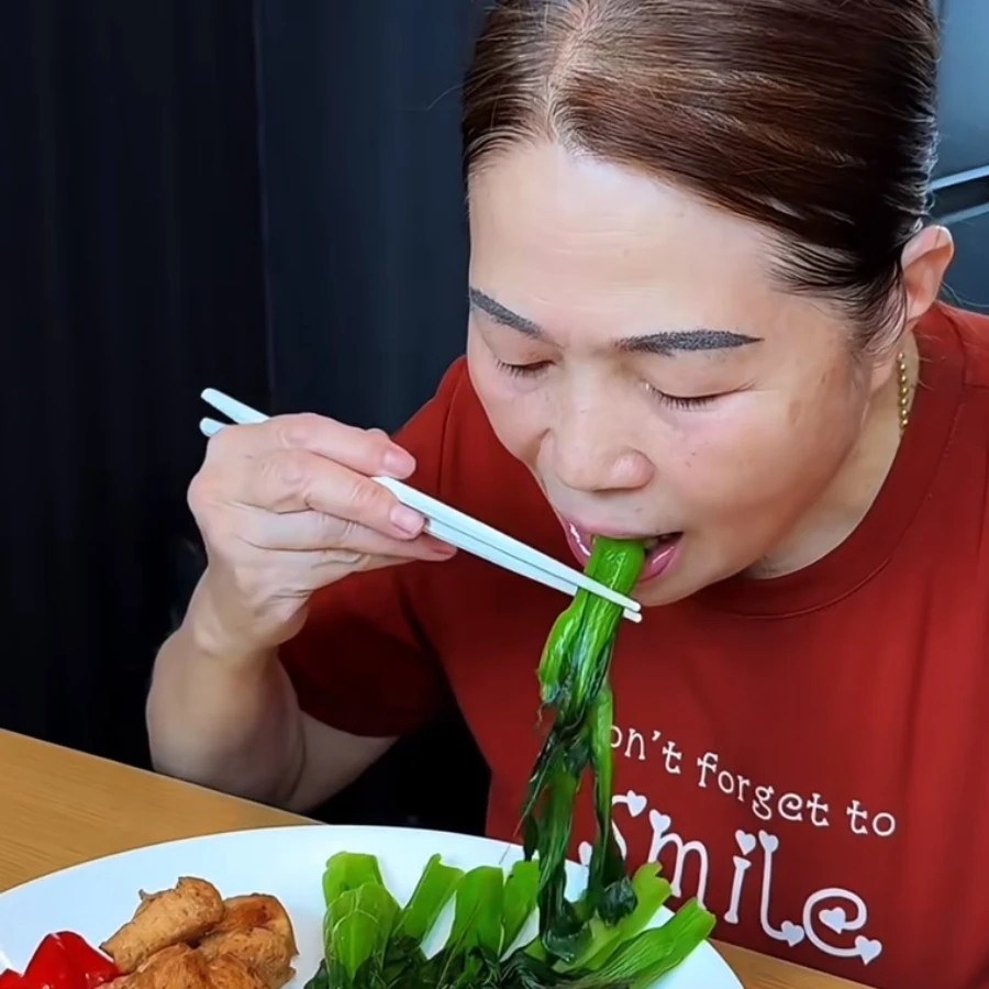 Người mẹ 62 tuổi giảm 18kg trong hơn 3 th&aacute;ng, từ một phụ nữ trung ni&ecirc;n trở th&agrave;nh một "b&aacute;ch khoa to&agrave;n thư" về giảm c&acirc;n nhờ 5 thay đổi - Ảnh 2.