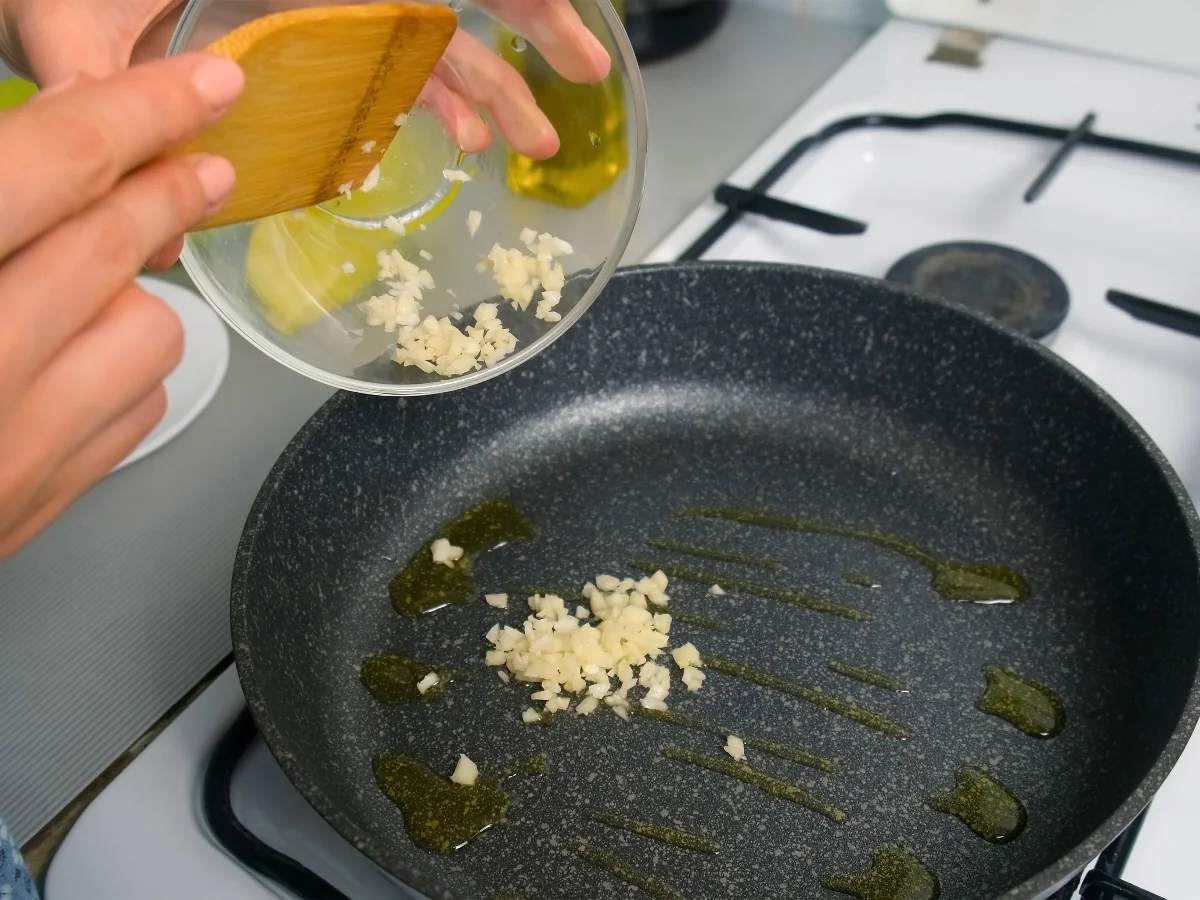 Dầu chưa bốc kh&oacute;i kh&ocirc;ng c&oacute; nghĩa l&agrave; an to&agrave;n: B&aacute;c sĩ chỉ ra điều quan trọng khi chọn dầu ăn, nhiều người vẫn bỏ qua - Ảnh 4.
