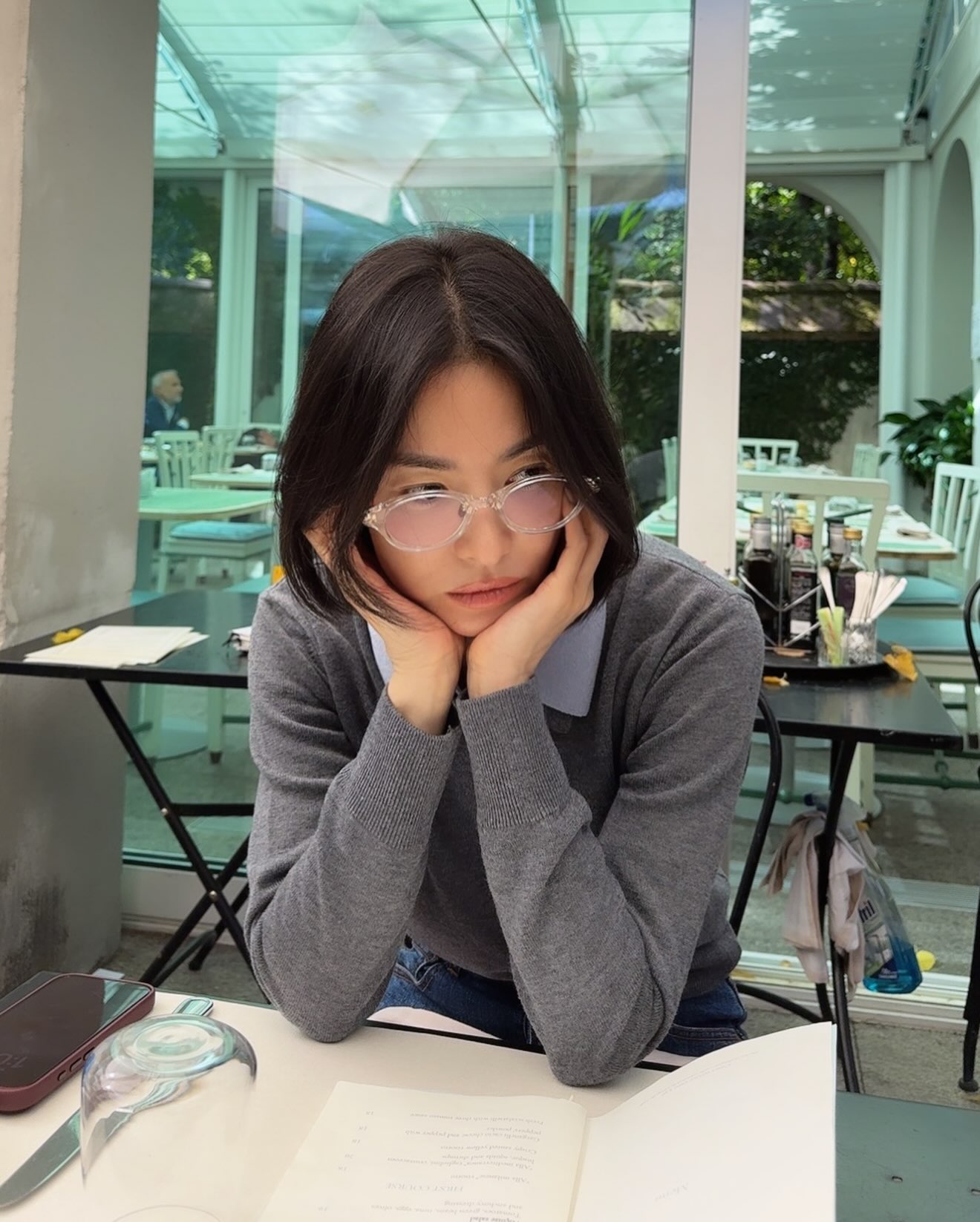 Song Hye Kyo "chảnh qu&aacute;": Đời thường ăn mặc cứ tưởng gi&aacute;o sư, kh&ocirc;ng th&egrave;m hack tuổi- Ảnh 7.