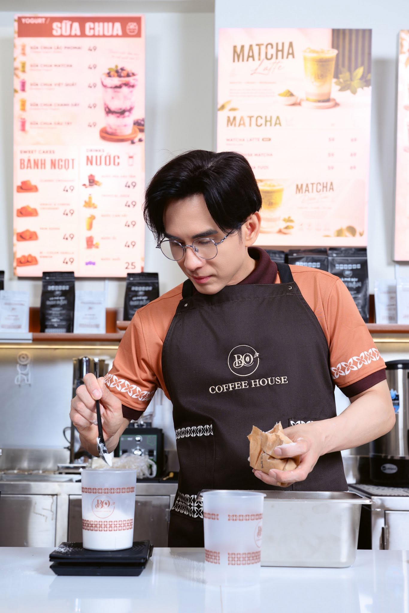 Ca sĩ Việt đi b&aacute;n c&agrave; ph&ecirc; ở Mỹ, ly h&ocirc;n vẫn mở qu&aacute;n chung với vợ cũ- Ảnh 2.