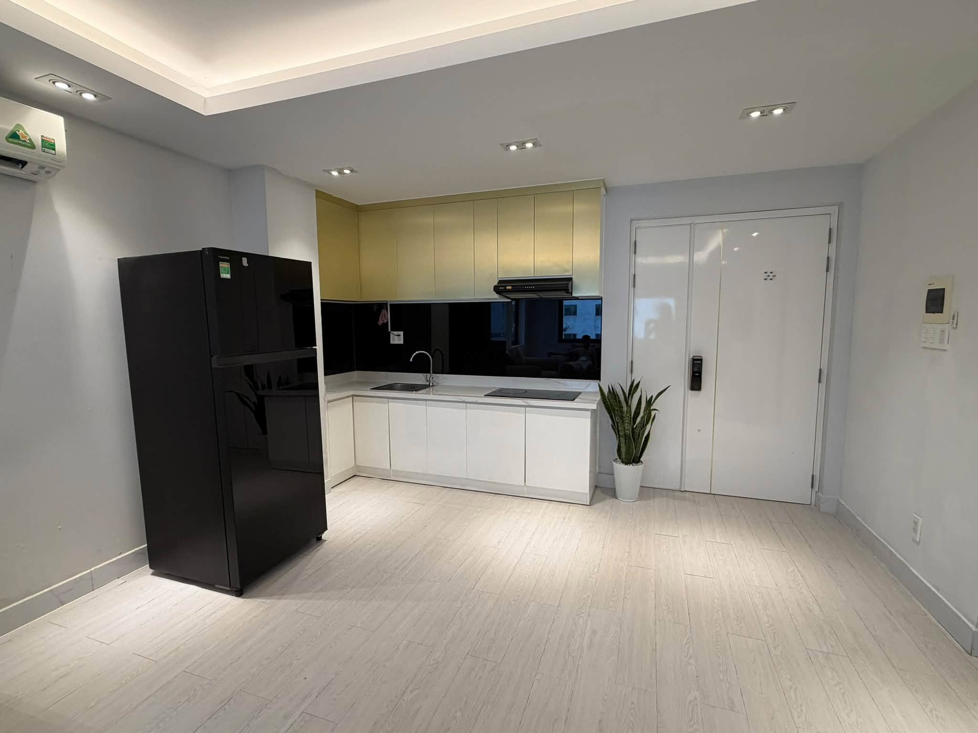 Căn nh&agrave; c&oacute; ph&ograve;ng kh&aacute;ch rộng 100m2 của mỹ nh&acirc;n Trại Bu&ocirc;n Người - Ảnh 12.