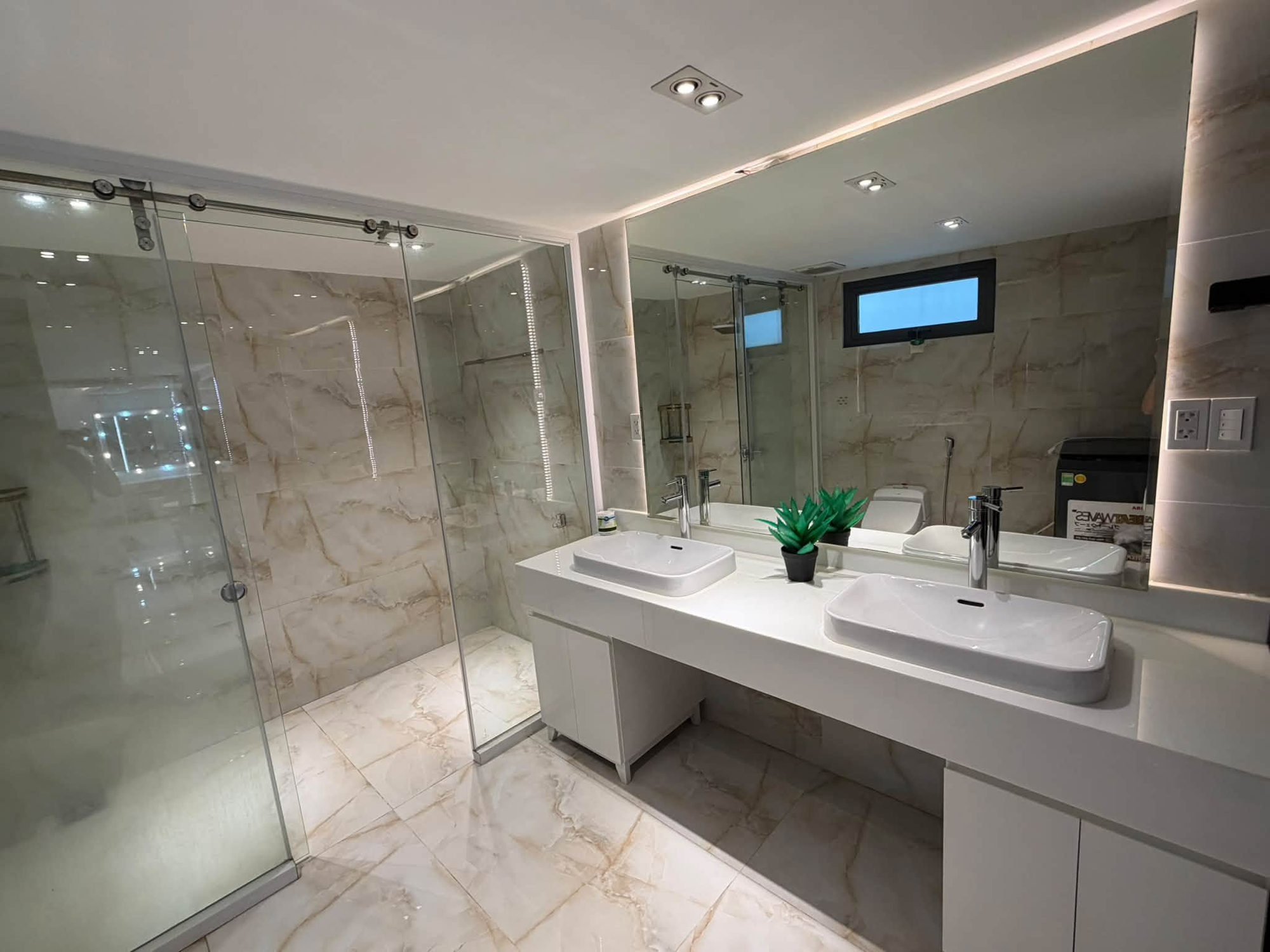 Căn nh&agrave; c&oacute; ph&ograve;ng kh&aacute;ch rộng 100m2 của mỹ nh&acirc;n Trại Bu&ocirc;n Người - Ảnh 10.